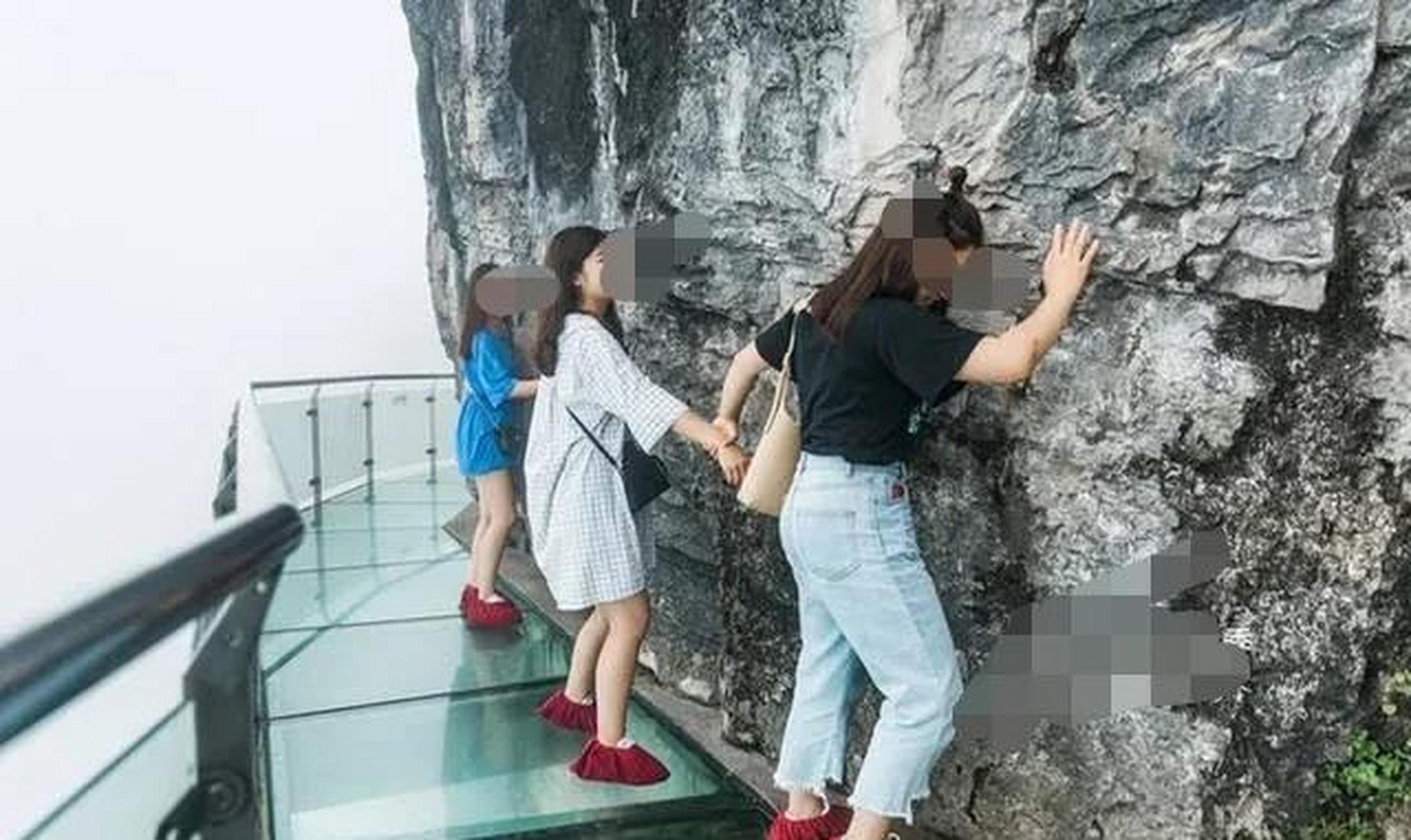 天门山跳崖事件中的女孩名叫陈婷,四川内江人,生于2000年,是3男1女中