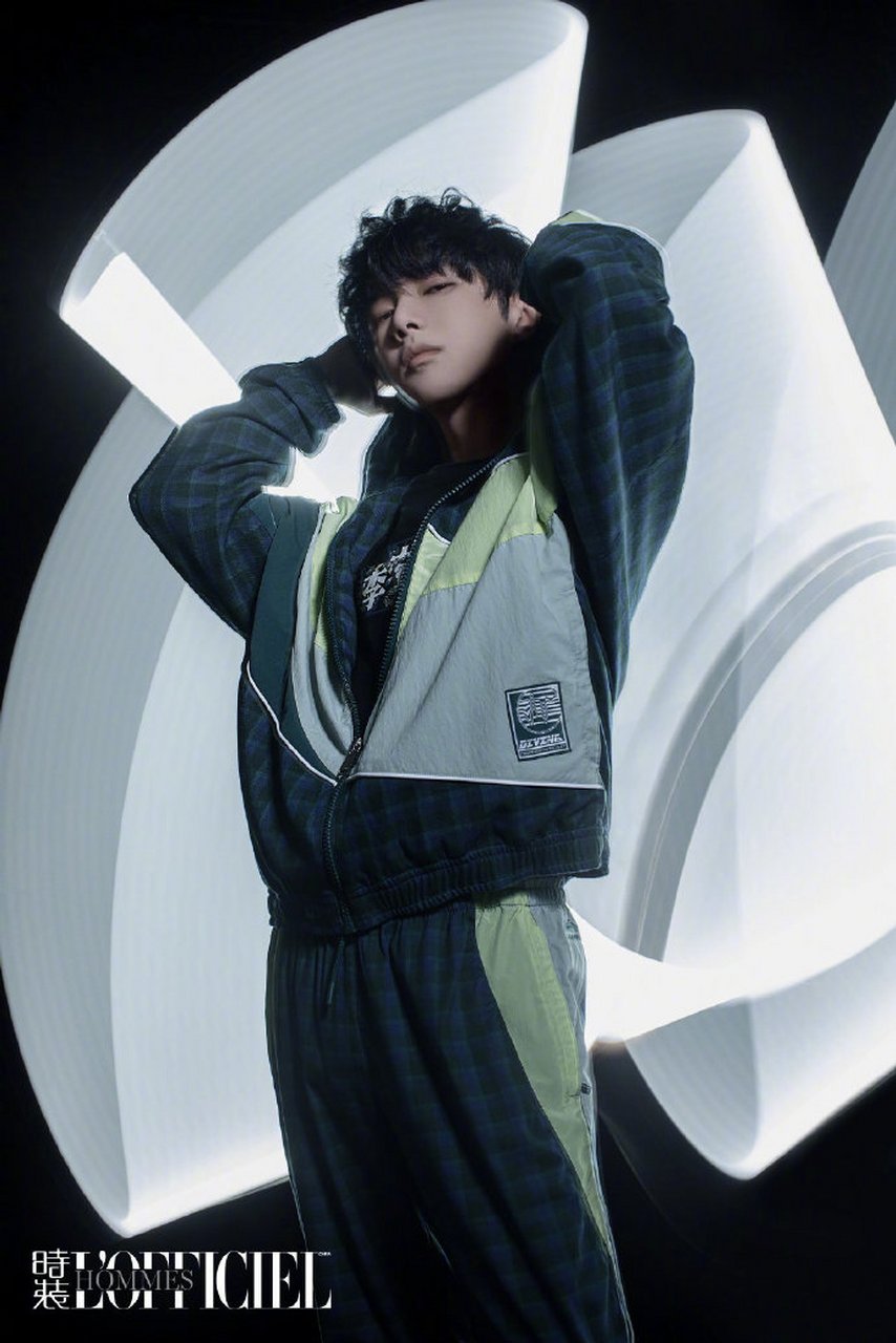 华晨宇荣登时装男士七月刊双封面,首次解锁主流男刊,光影交错之间,一