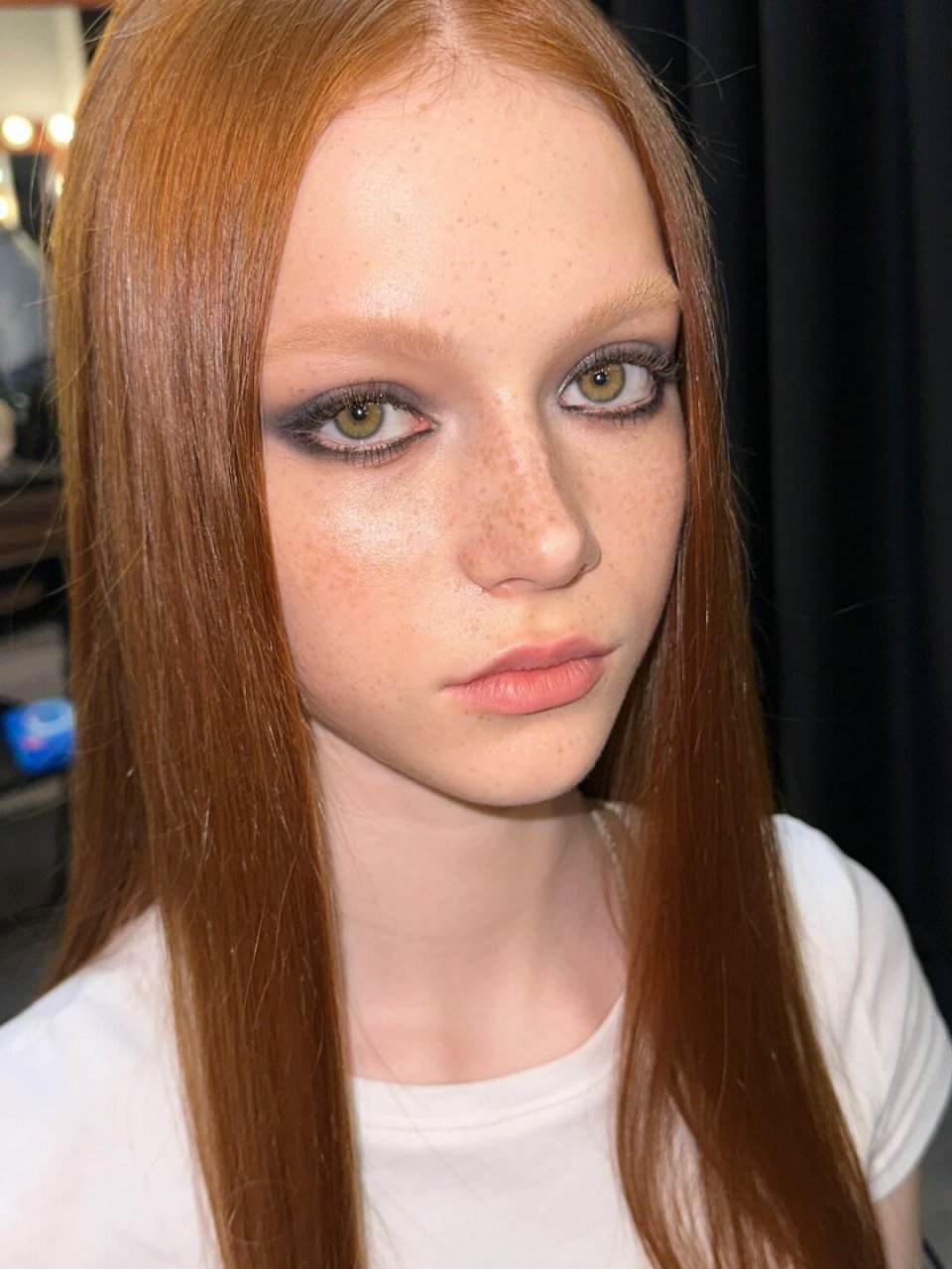 艾薇儿朋克烟熏  恳求一下,我已经快被画烟熏妆逼得"吐"了,哈哈!  这