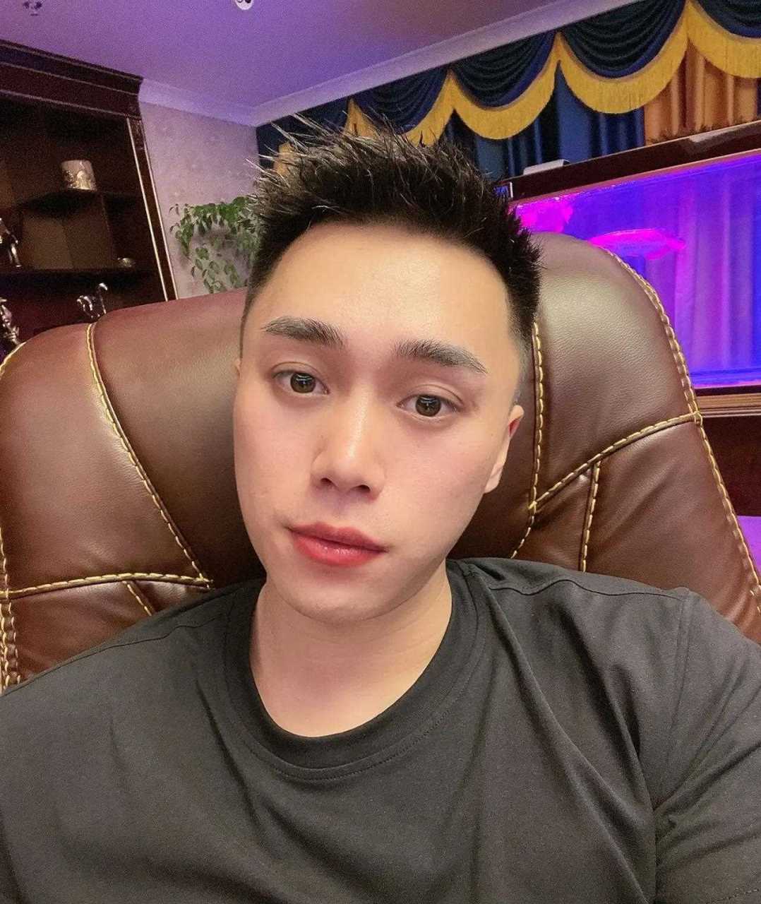 三太子爆料刘二狗被刘刘父亲起诉,所以现在大号被冻结了 三太子分析刘