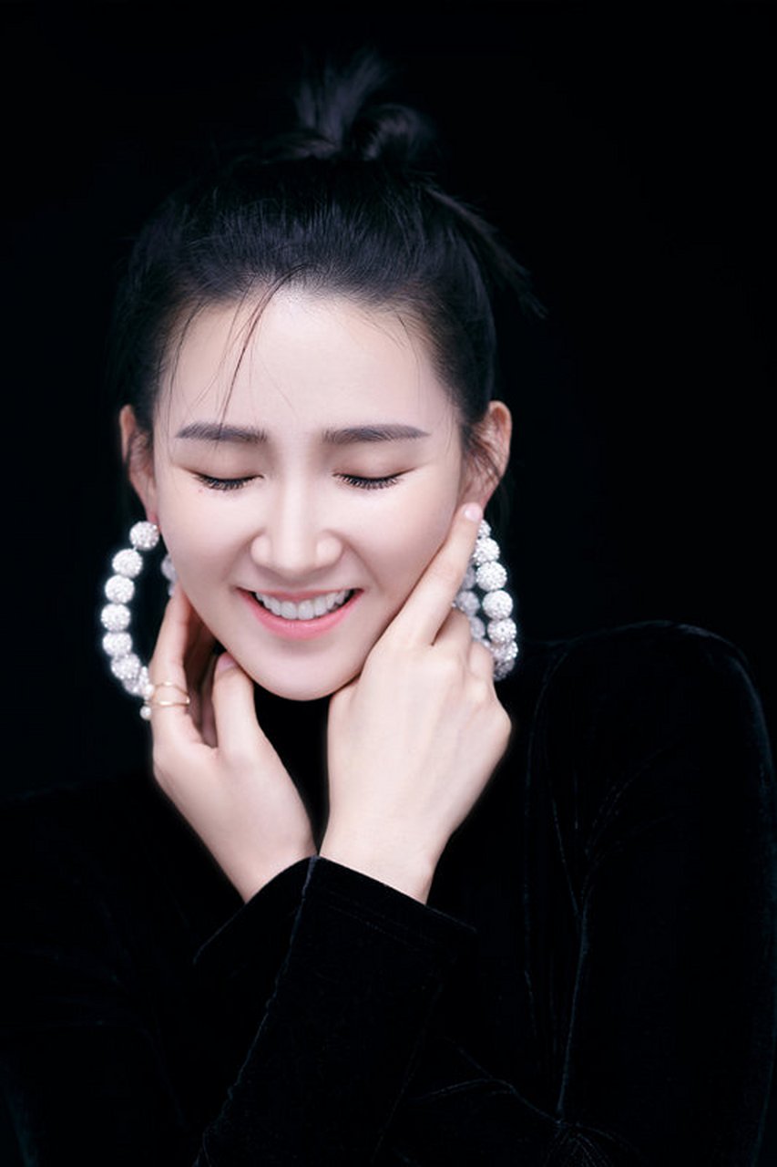 近日,周开开一组黑白大片曝光,照片中她身穿黑色针织衫,露出优美的