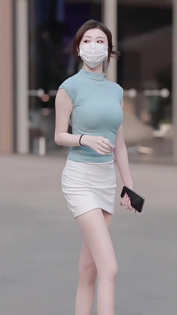 街拍美女:皮肤白到晃眼,成熟少妇的气质,少女无可比拟