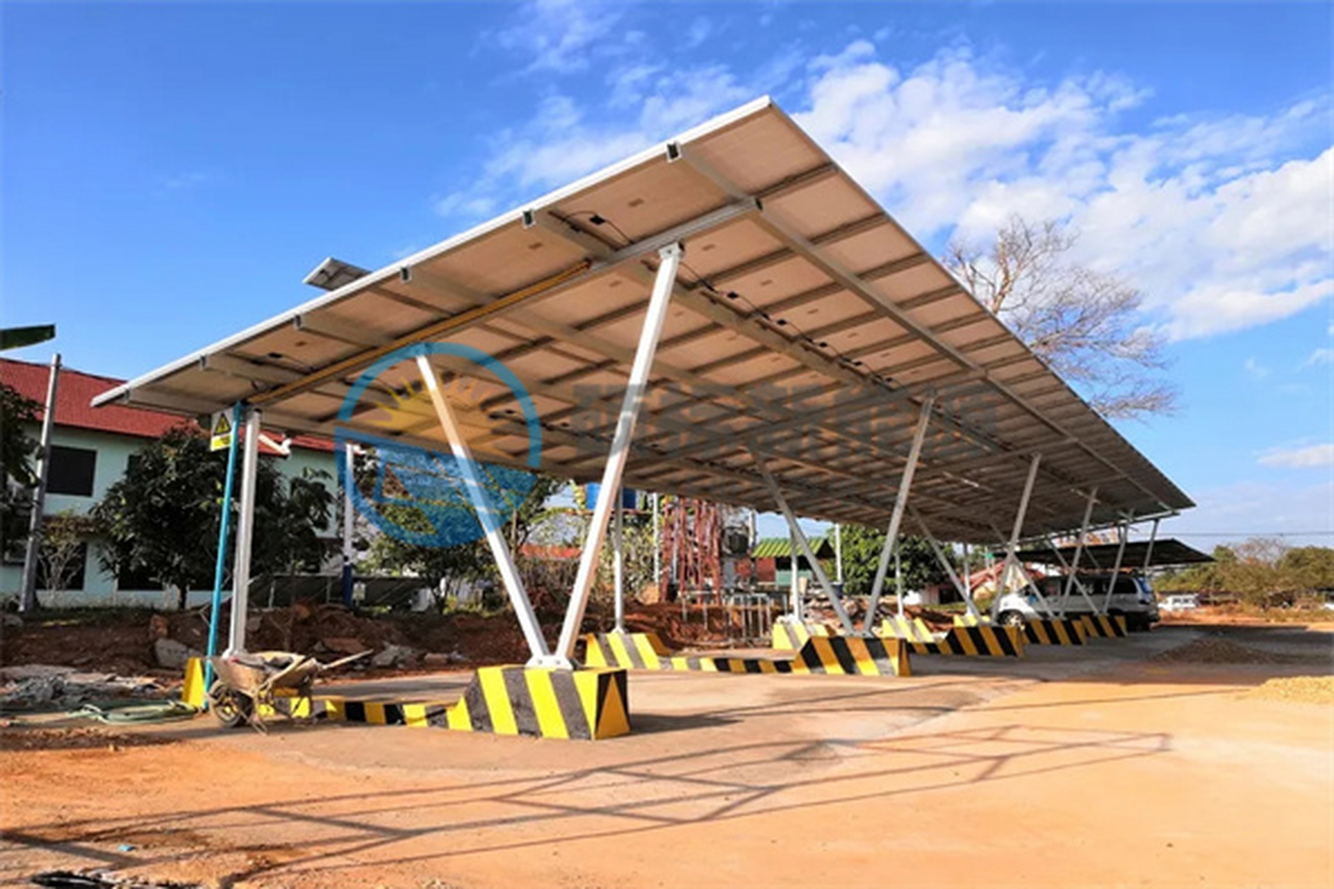 景区安装光伏车棚的注意事项#硕标光伏支架#  随着对可持续发展和环境