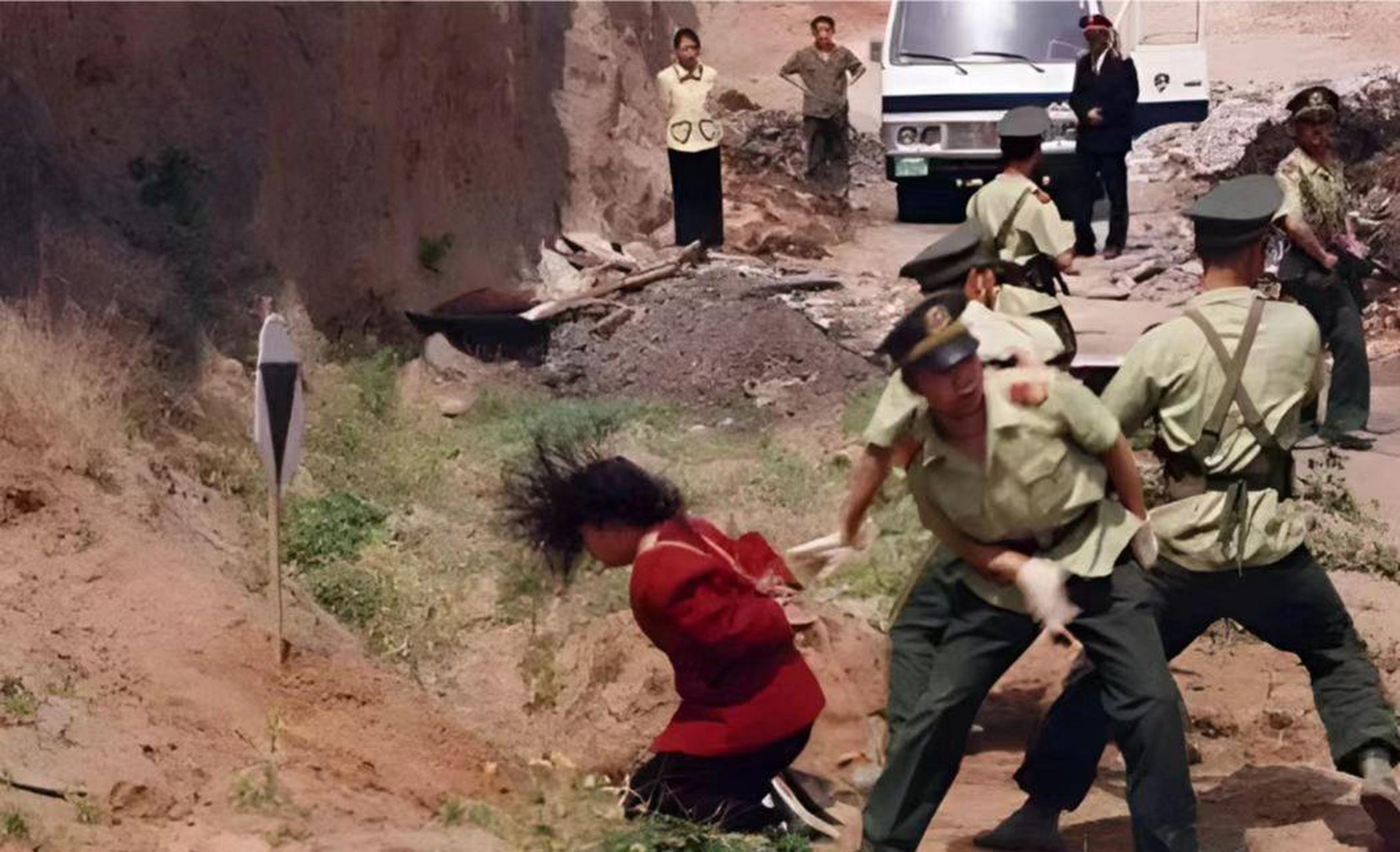 90年代,一名红衣女犯被枪决!