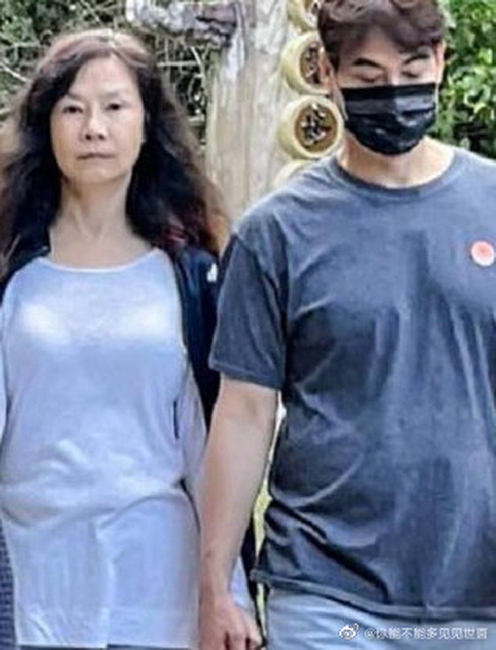 【58岁俞小凡近况曝光,与丈夫翁家明牵手登山,夫妻恩爱甜如初恋】58岁