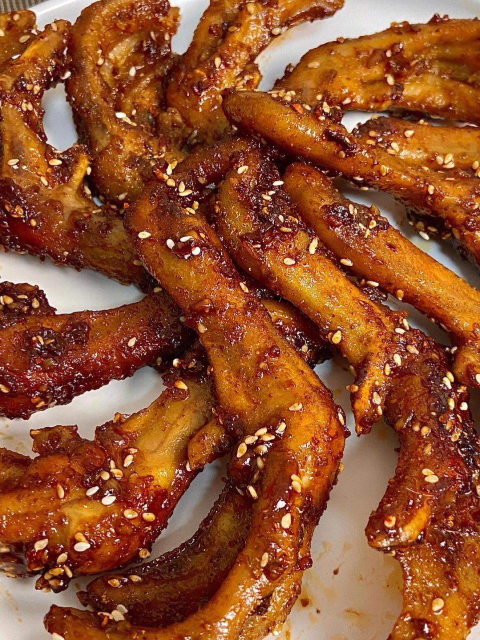 抡完要吮手指的椒盐鸭爪,鸭掌中间咸香酥脆, 而鸭皮嚼起来有韧度,就连