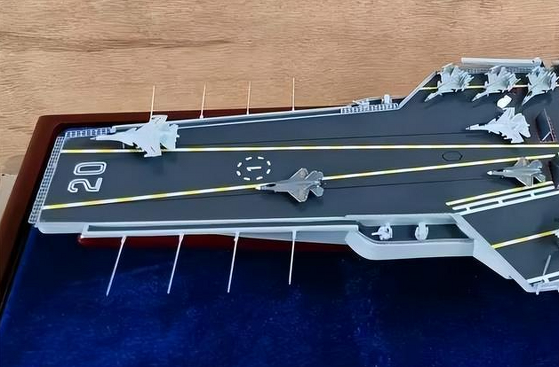 江南造船厂公众号发布了"20号航母"的图片,这航母的细节跟我们之前的