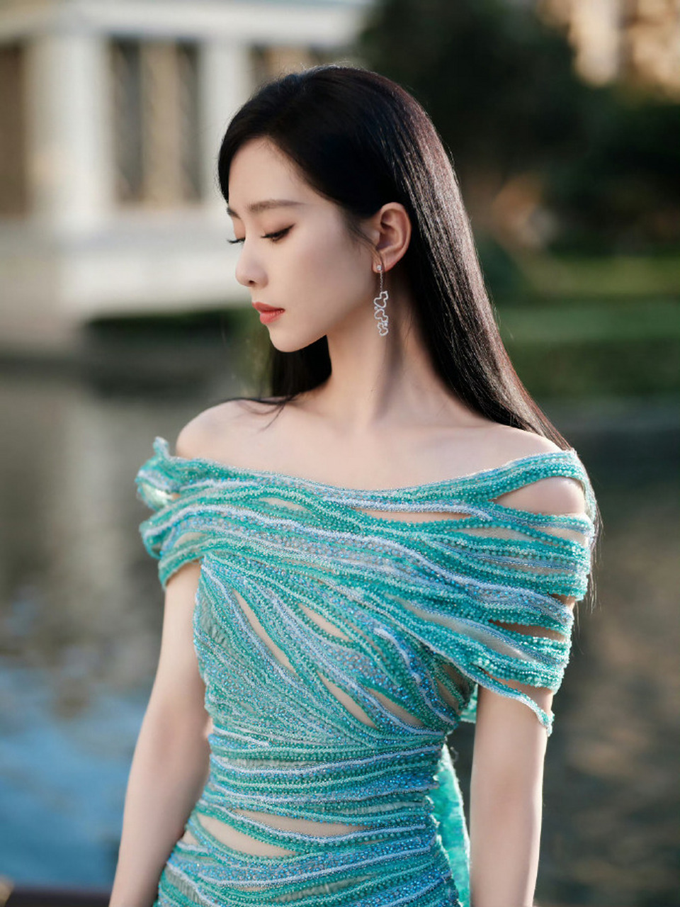 刘诗诗孔雀蓝露肩礼服造型来了!