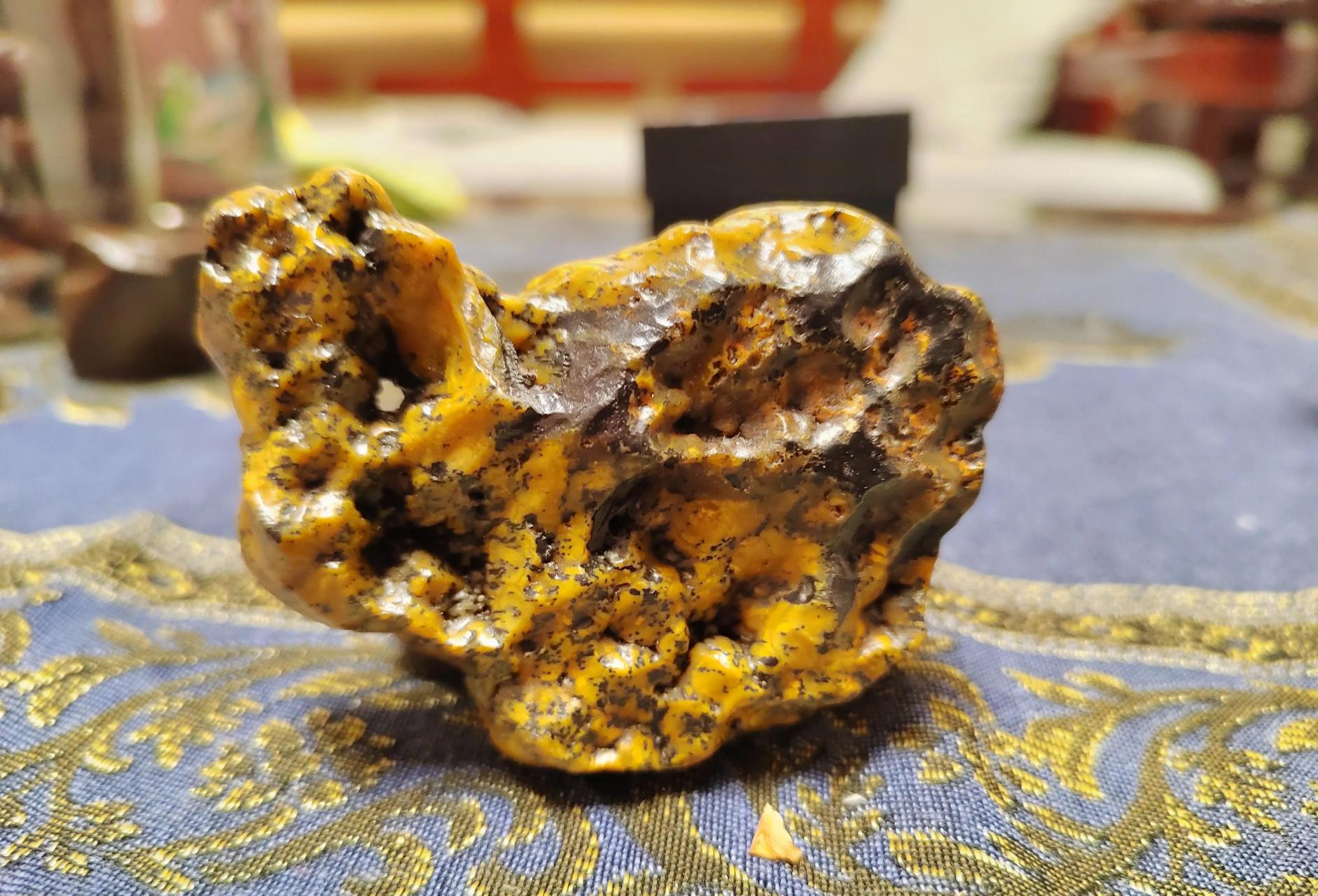 一块儿阿拉善的戈壁黄碧玉,从造型上立起来看,像个猫头鹰,横着摆像个