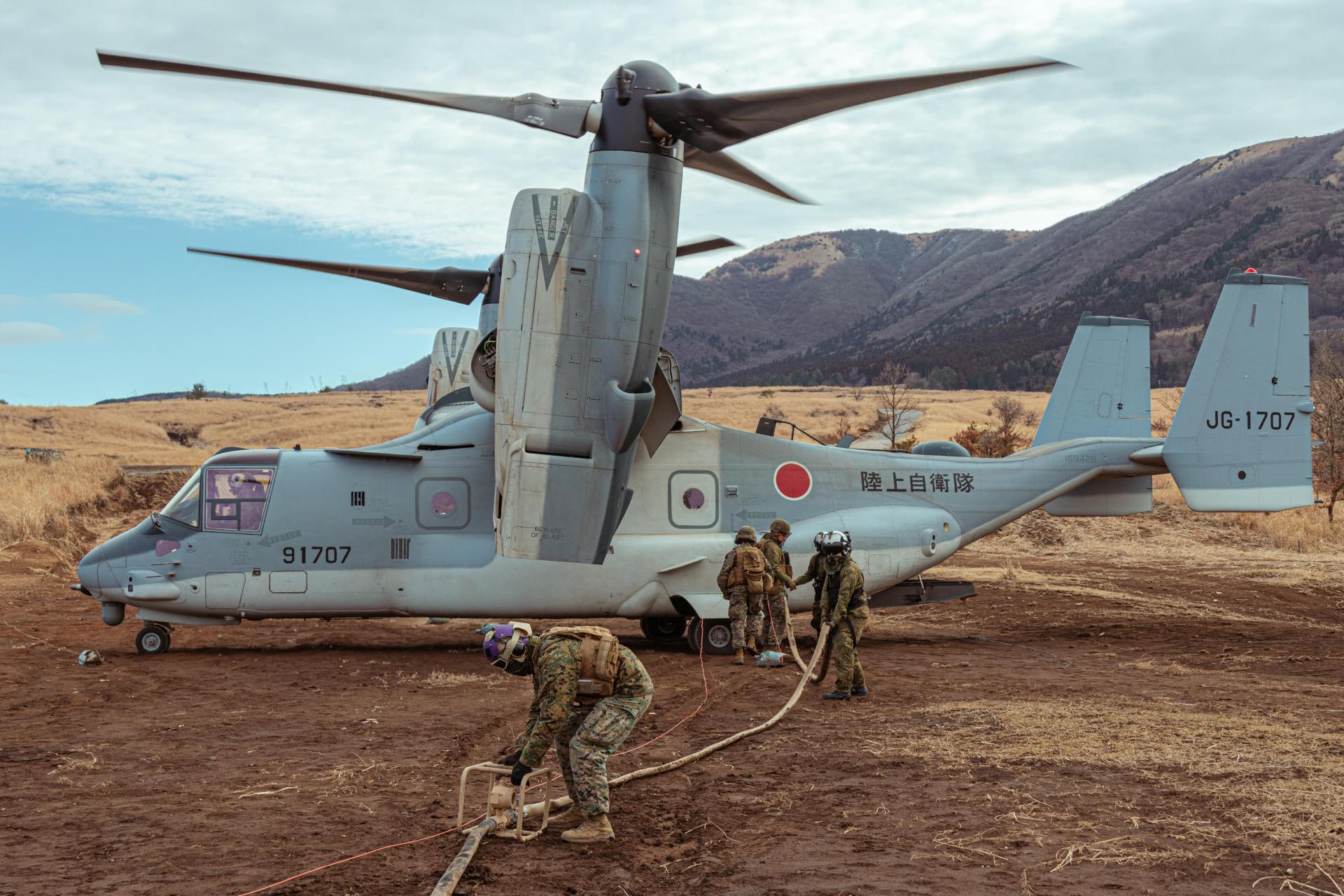 日本9591陆上自卫队v-22鱼鹰直升机加油中