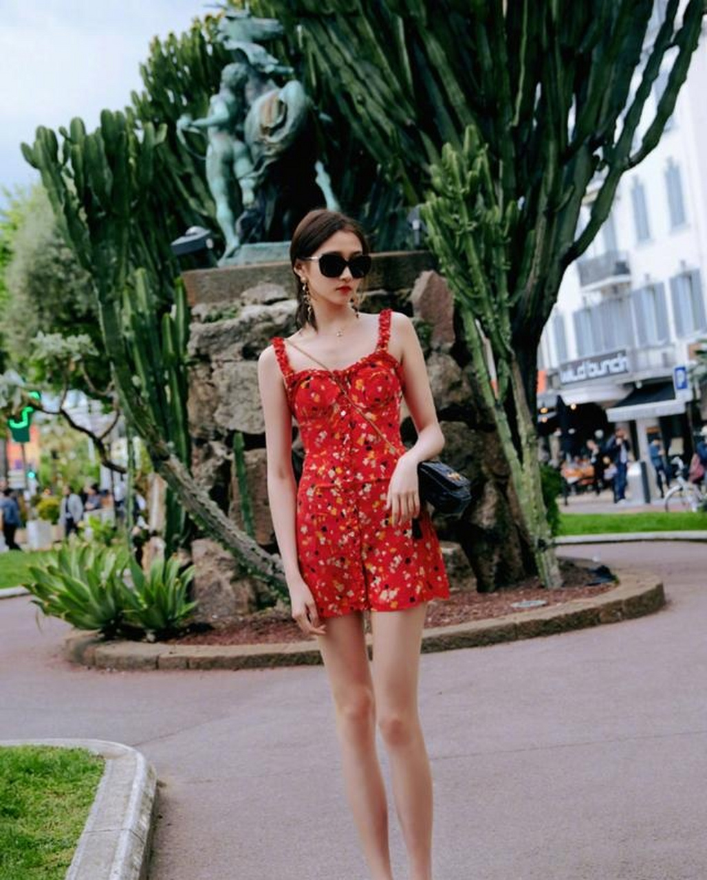 但是呢也有细心网友指出,关晓彤或许是在鹿晗房车里,并且获得了许多的