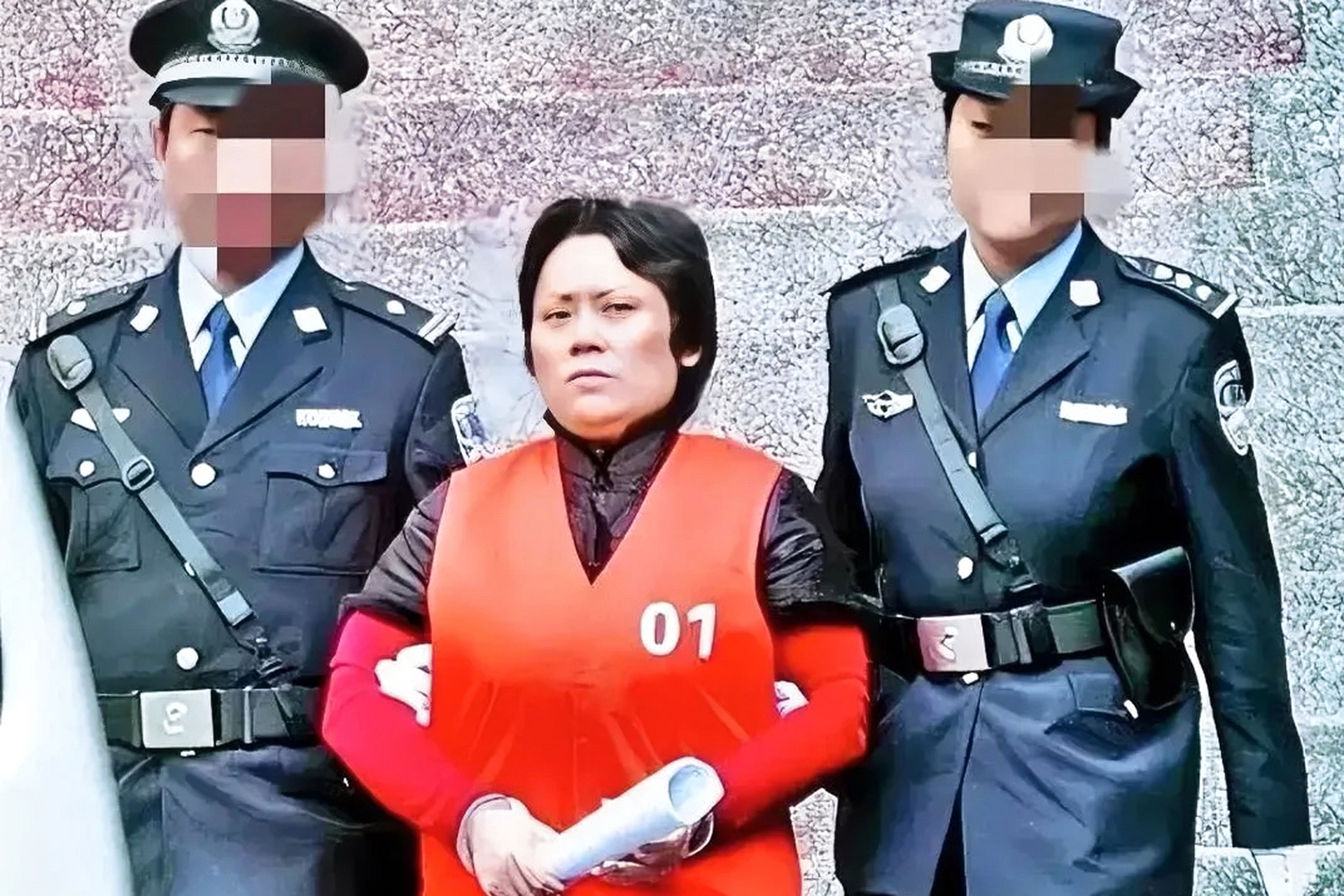 16名男子轮流伺候,重庆女黑帮首领谢才萍,2009年在看守所留下的照片.