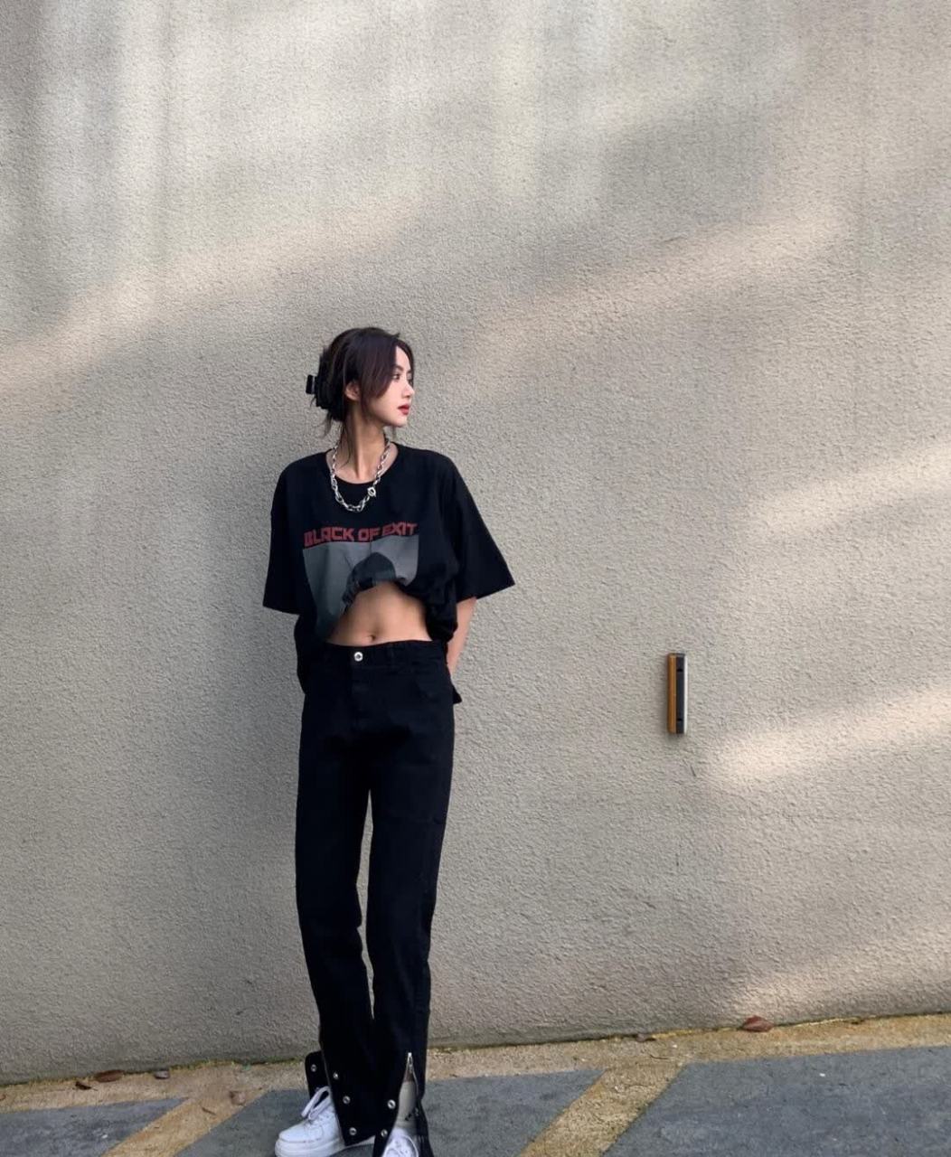 黑衣黑裤配白鞋,性感霸气又优雅,谁敢说不美