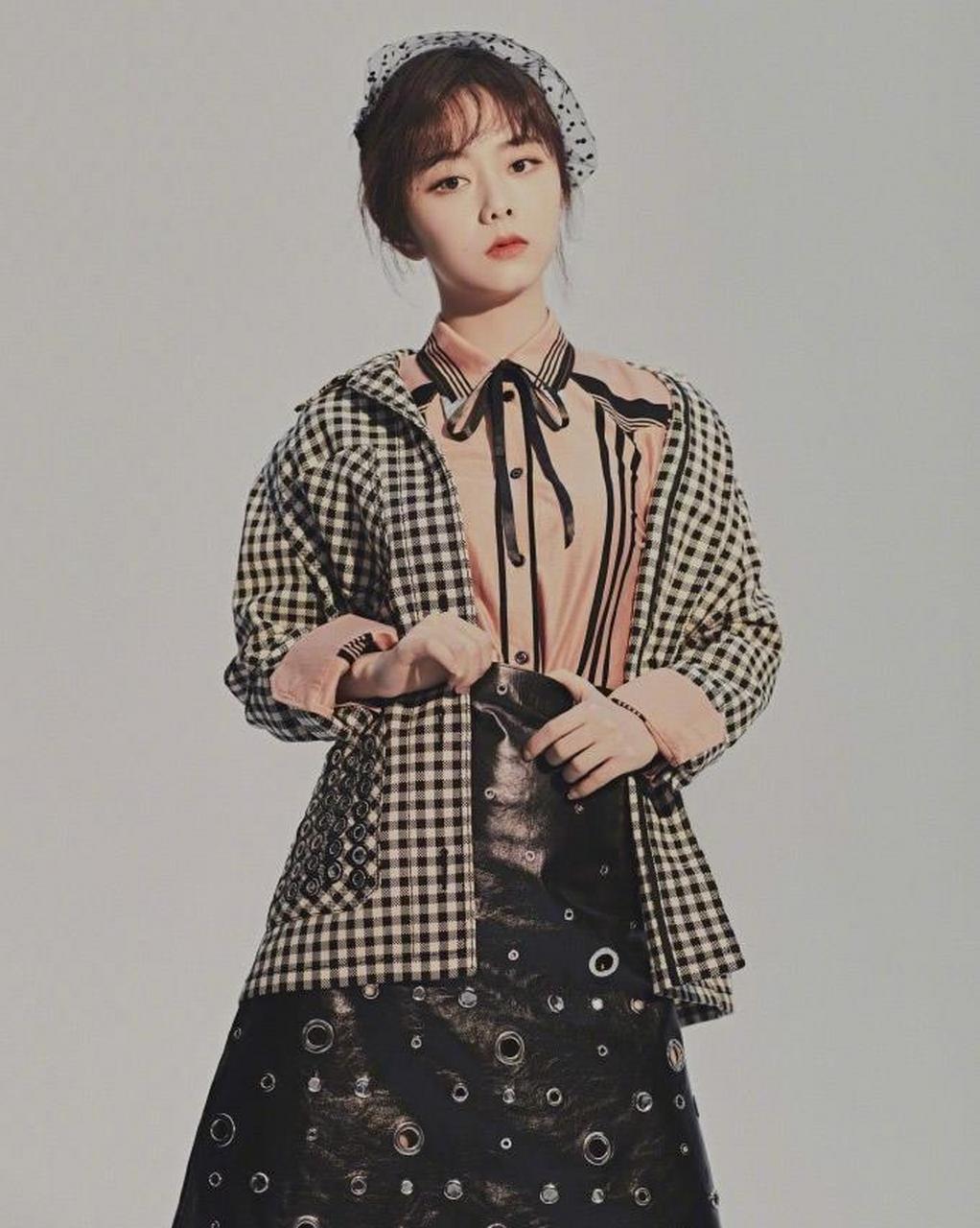 谭松韵穿件皮裙吧,帅气时尚还优雅,超有型