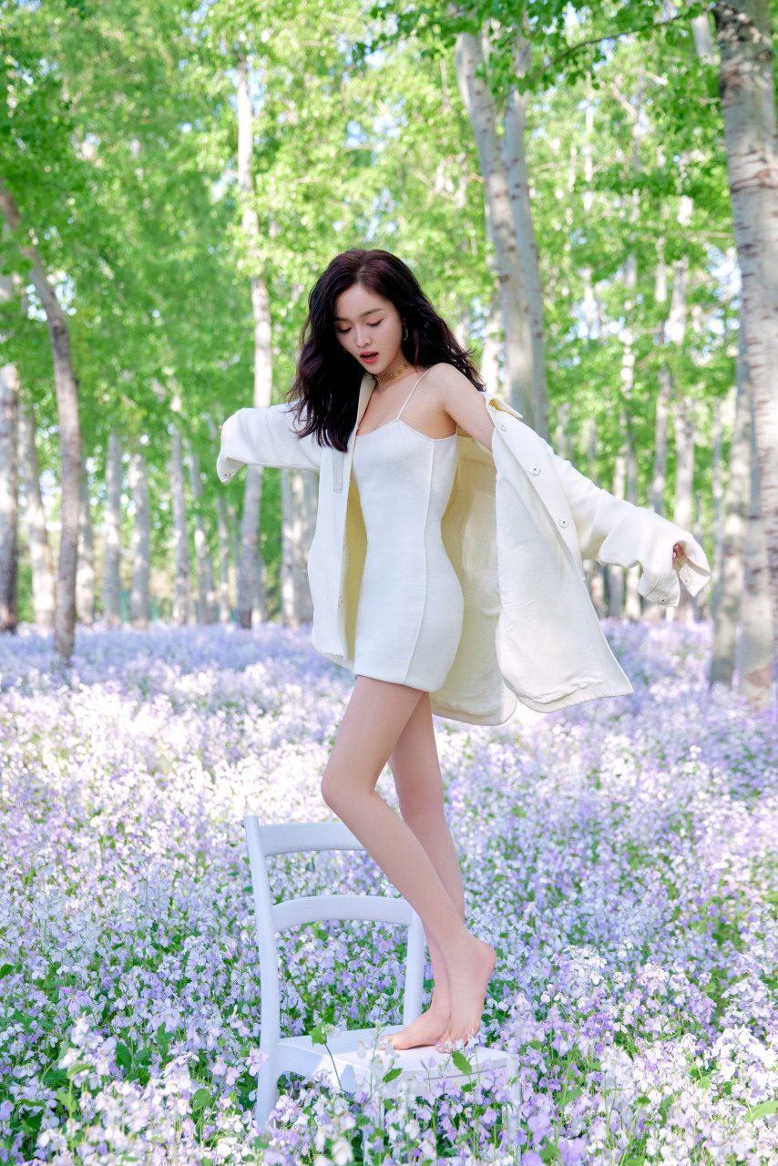 吴宣仪  百花丛中拍美照,美腿玉足香气扑鼻[大笑]