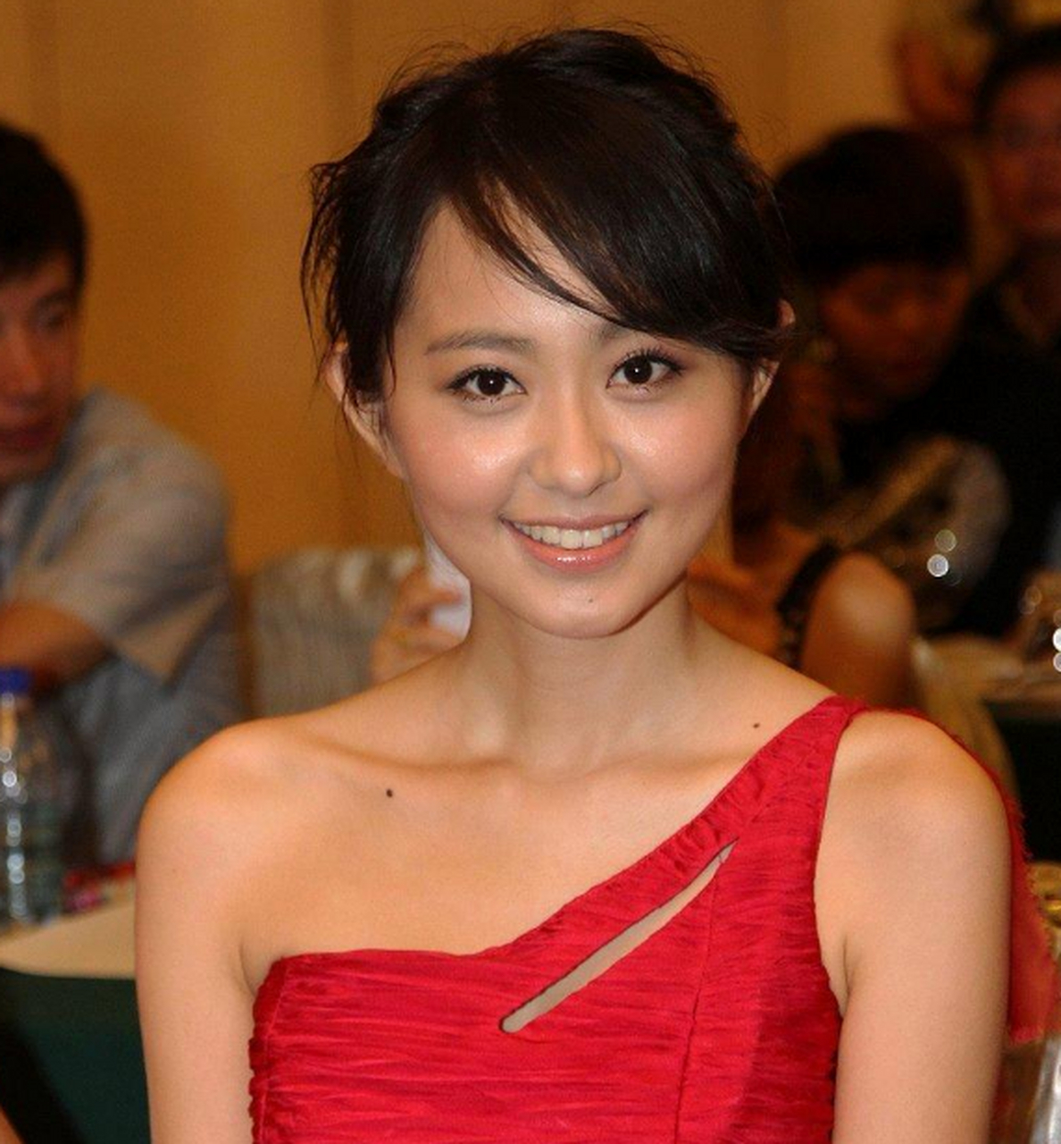 孙耀琦吐槽在飞机上遇到耍大牌的艺人,说没礼貌,此人为四个字的演员.