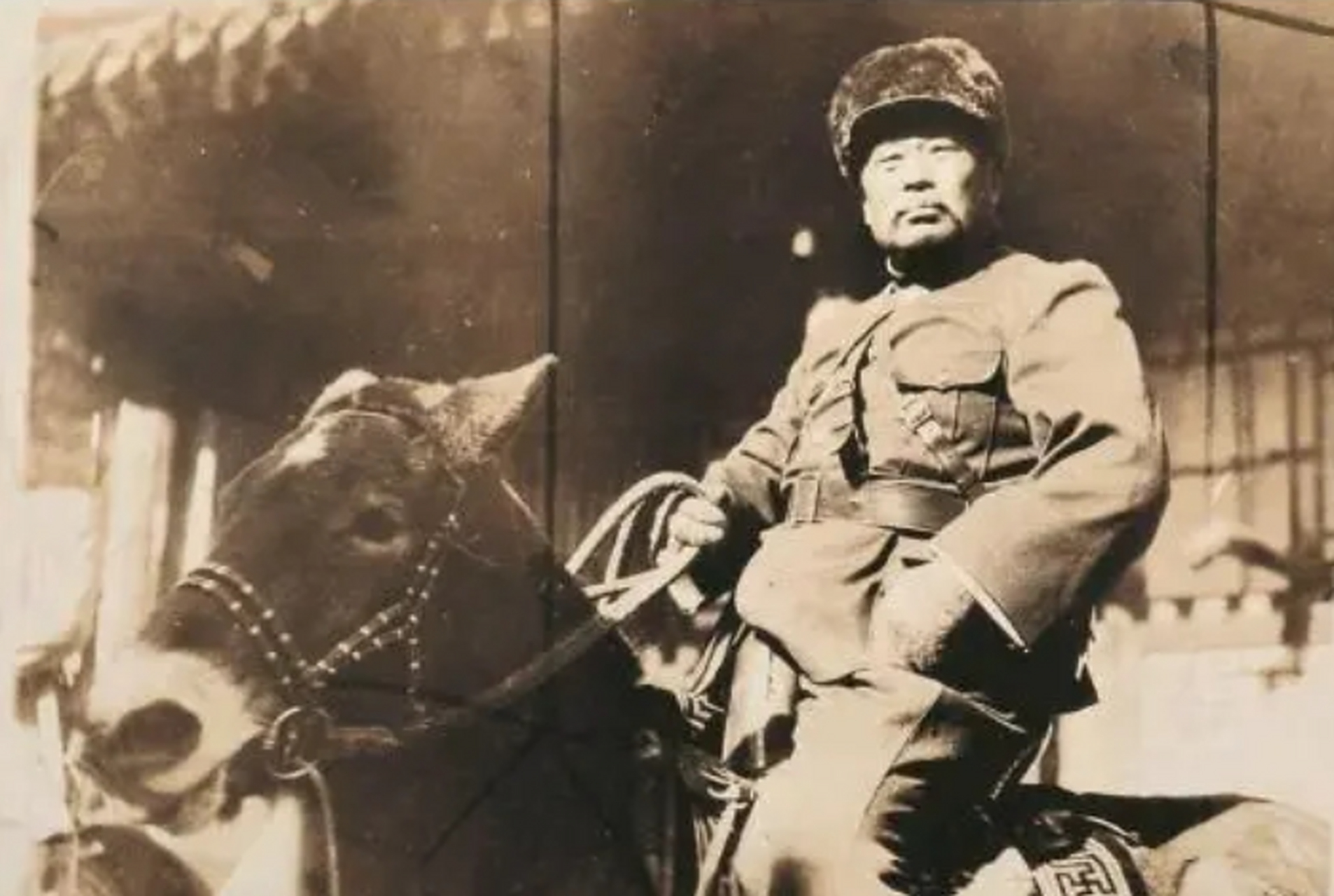 民国时期,奉系军阀汤玉麟的骑虎照片被拍摄了下来.