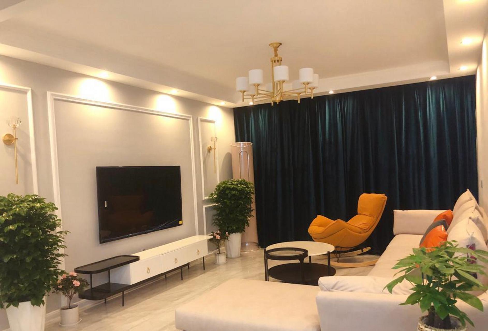 客厅做了电视墙,直接就是石膏线条拼接造型,简单耐看,晚上开灯的效果