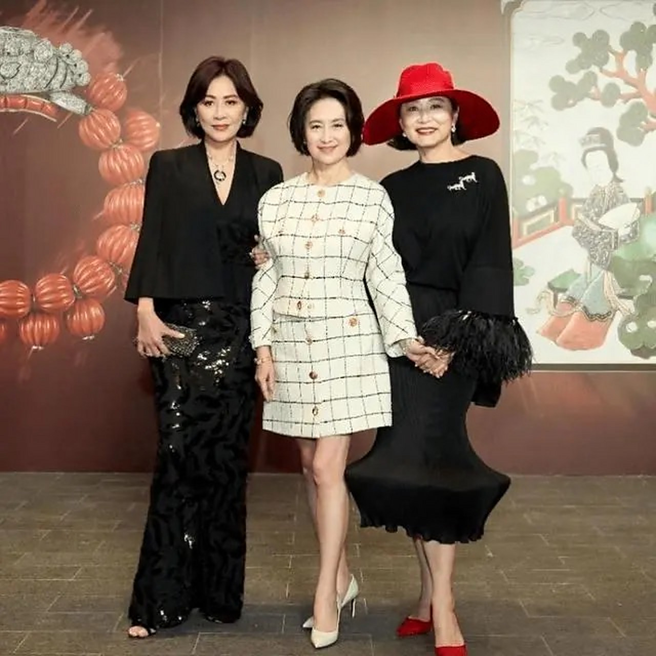 何超琼跟孟晚舟同台!一个穿短裙嫩成姑娘,一个打扮像女总裁