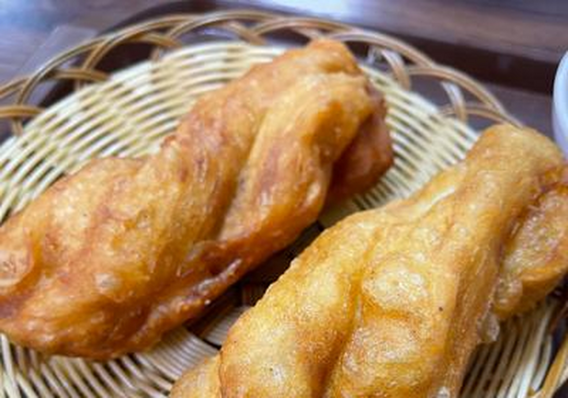 『祭城胡辣汤麻糖』这个体型偏胖,形似油条的炸货,叫"麻烫"——也是