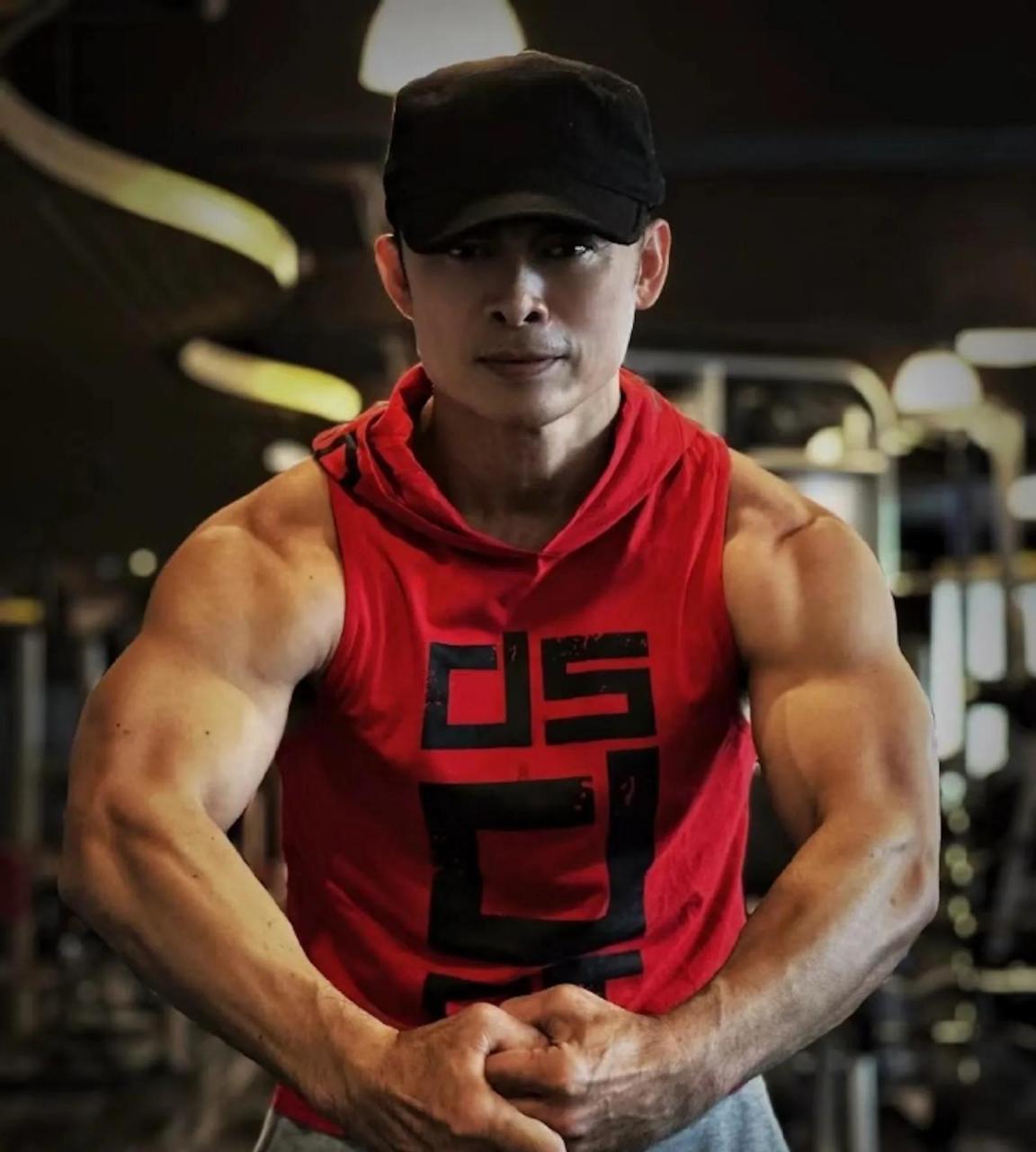 香港知名男星演牛魔王,身材超健硕 现年已经50岁的香港知名男星樊少皇