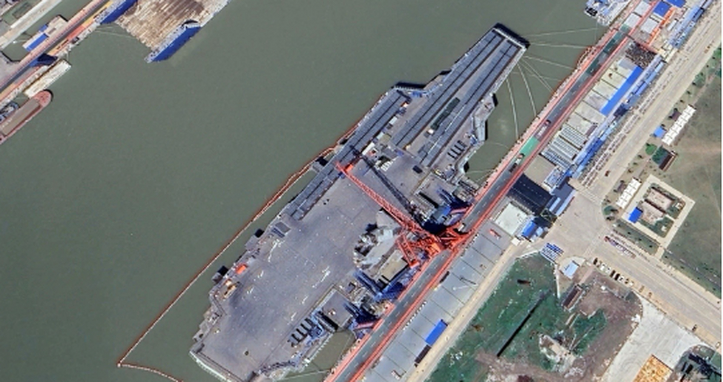 5月28日的003航母"福建舰"的卫星图像,可以看到虽然此时"福建舰"甲板