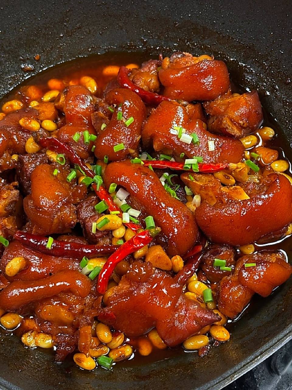 我妈教我的黄豆焖猪蹄真的绝了,太太太好吃了,软烂入味,黄豆清香软糯