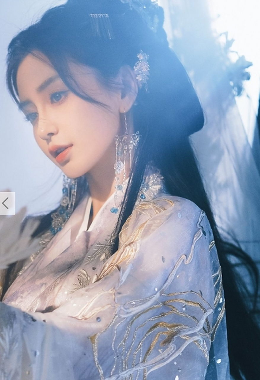 angelababy在最新的写真中,身着一袭蓝紫色古装长裙