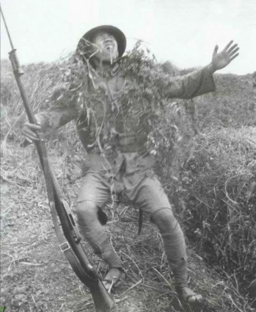 这一张照片记录了抗战时期我国士兵朱文海悲壮牺牲的瞬间.