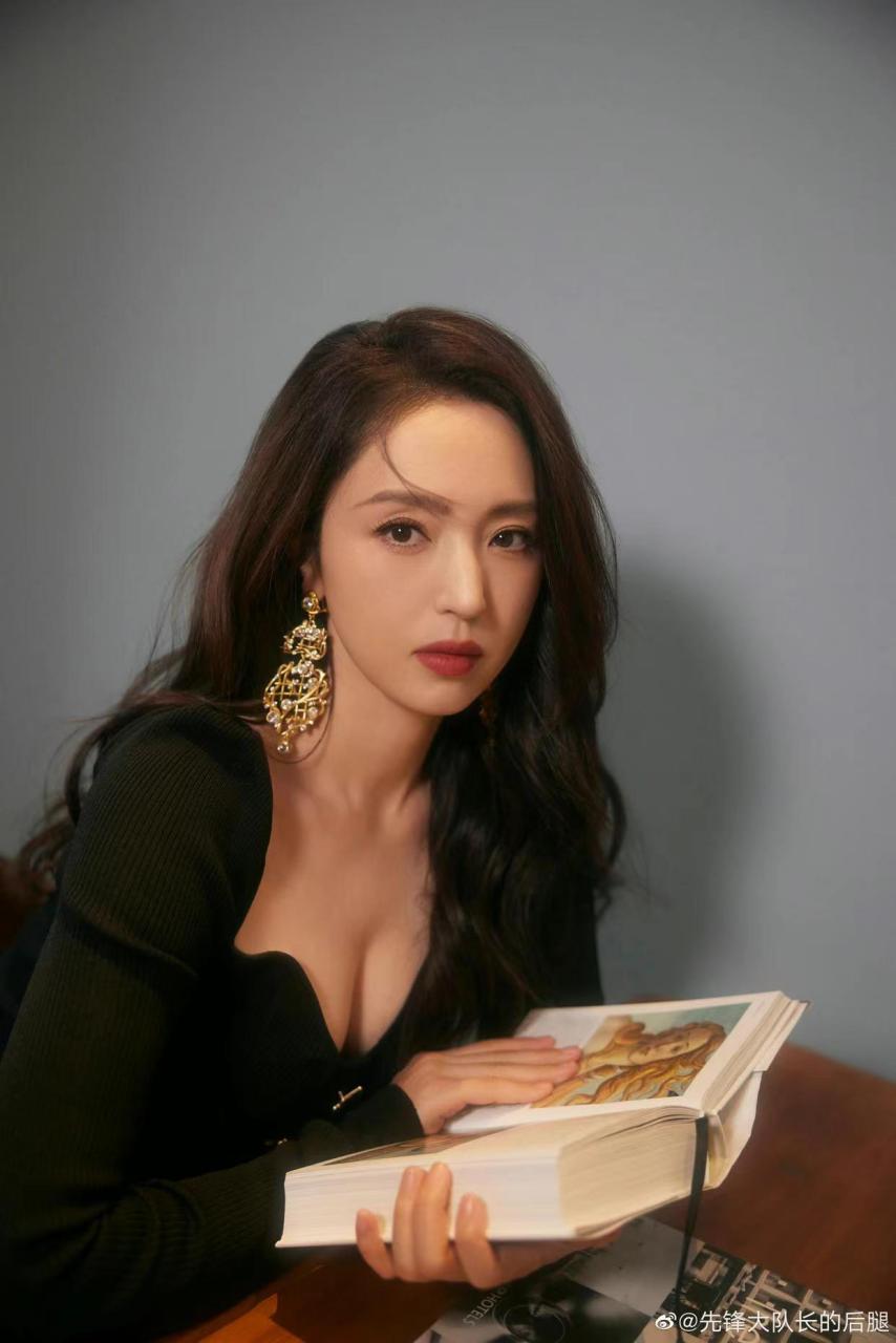 董璇很自律的人,穿运动装练习瑜伽,身材抢镜十足.