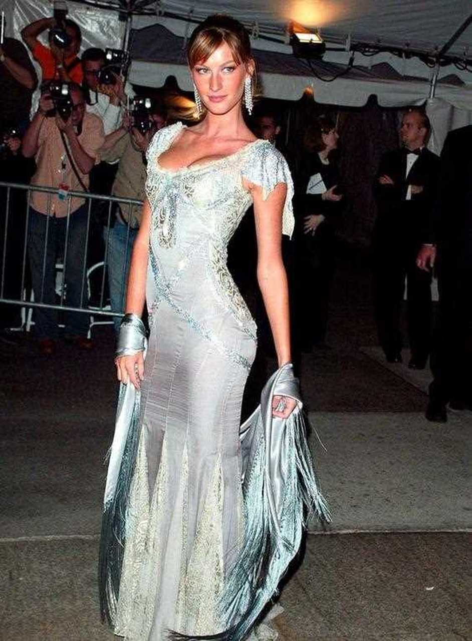 国际第一超模吉赛尔邦辰,身着银色绸缎高级礼服,真是身姿婀娜,行走间
