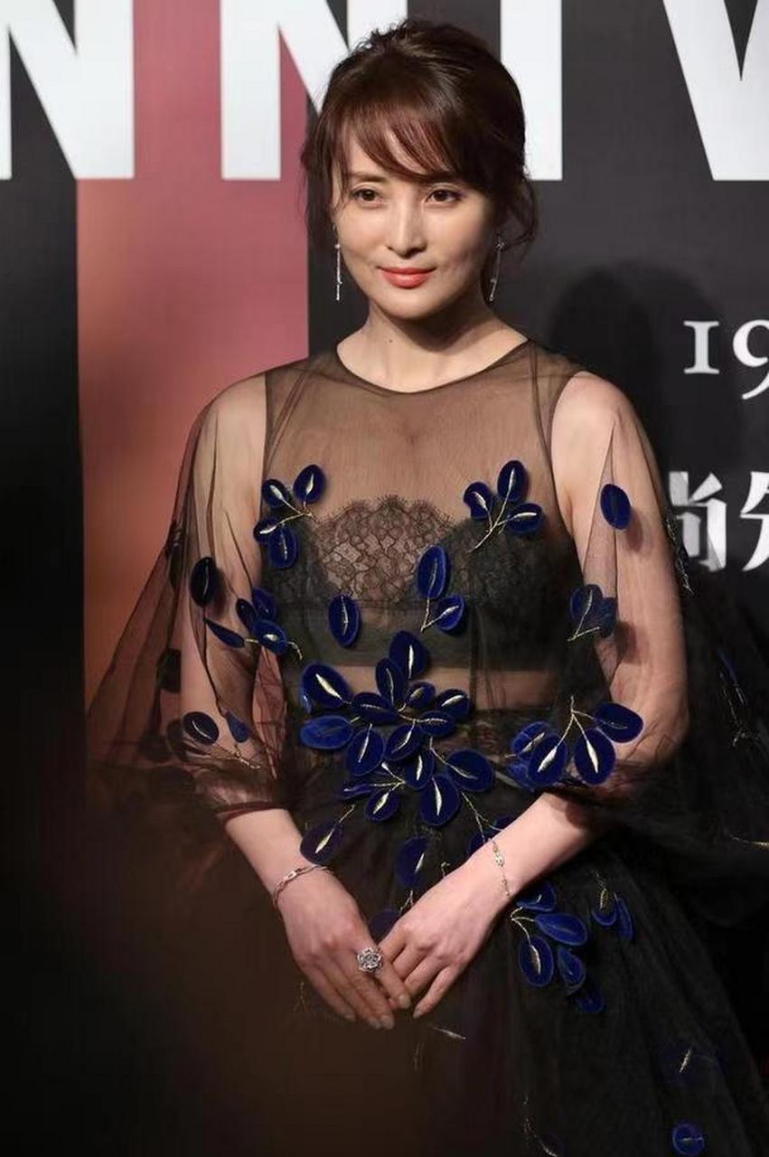 蒋勤勤难得性感一回,穿薄纱透视裙挺有曲线 蒋勤勤的礼服造型大多数都