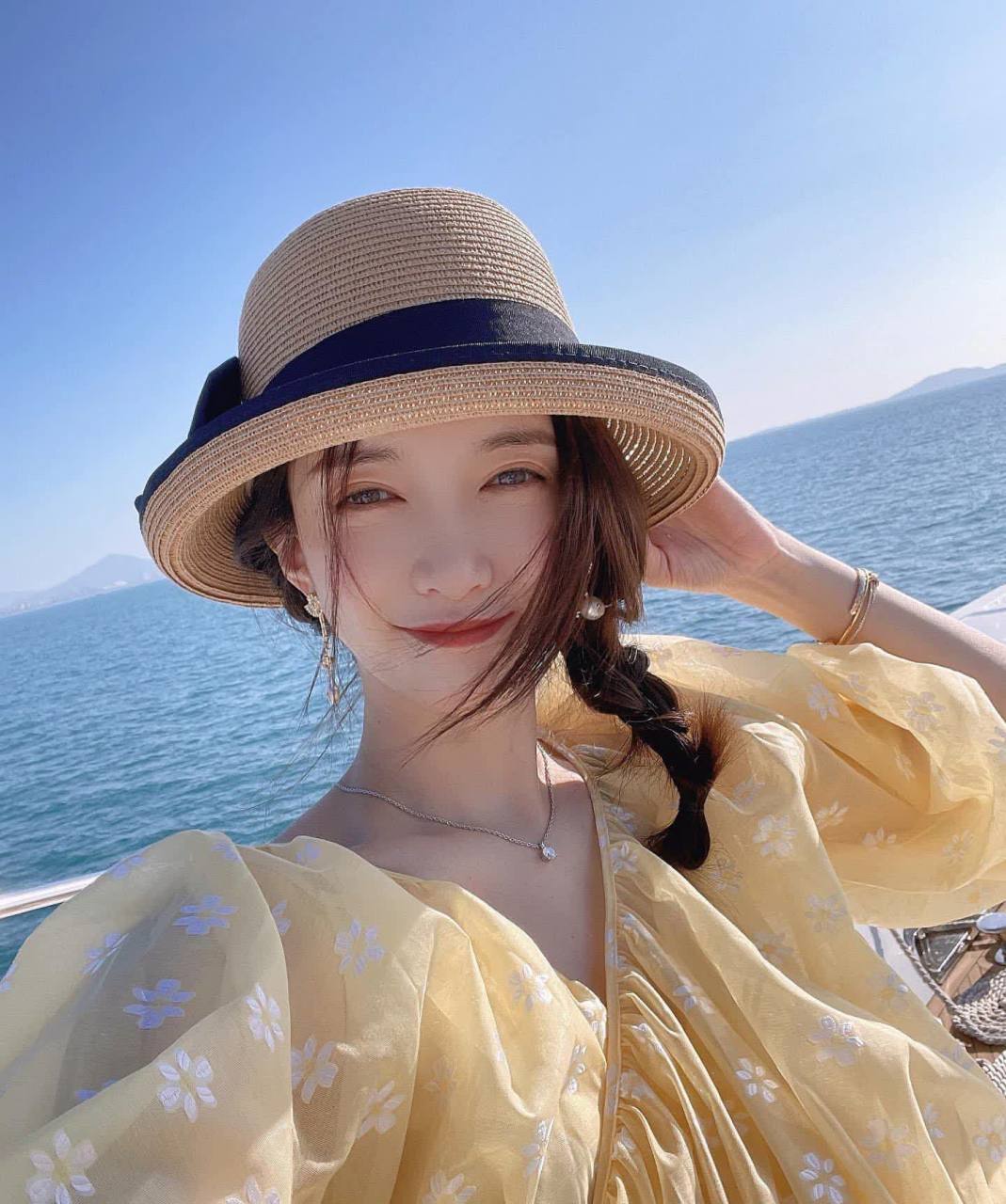 江疏影光着脚坐在游轮上,看来这次旅行还不错,脸上挂着笑容.[大哈]