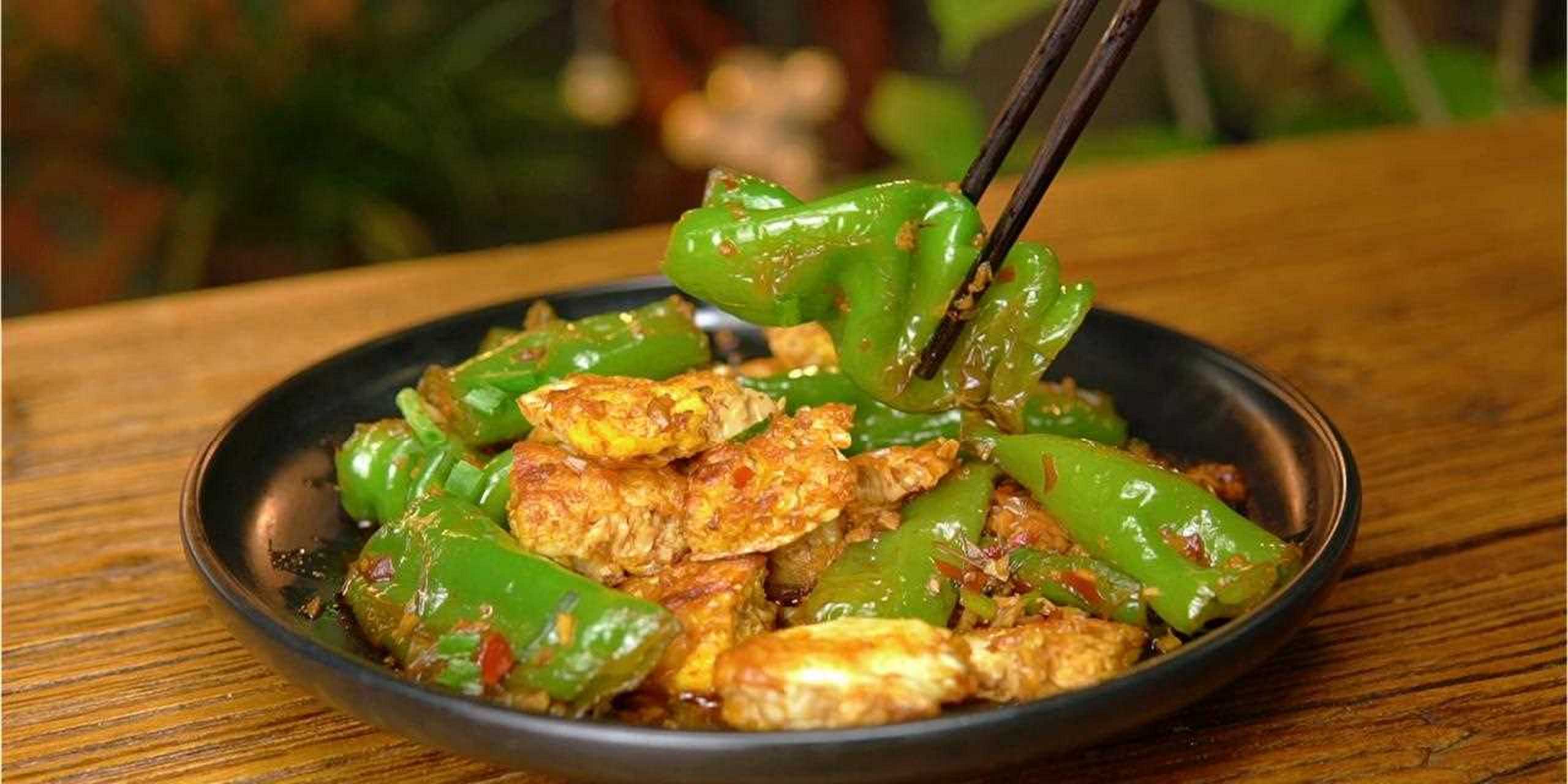 湖北家常菜,虎皮青椒酱炒荷包蛋,做法简单,酱香味十足,好吃的下饭菜.