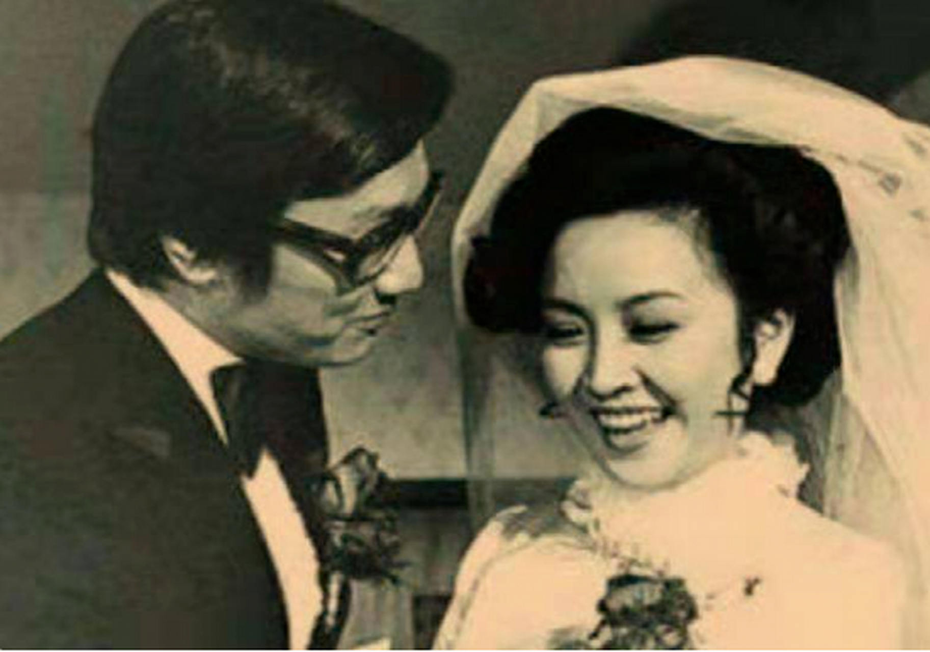 1974年3月,谢贤与相识不久的台湾著名女星甄珍结婚,有了第一任妻子