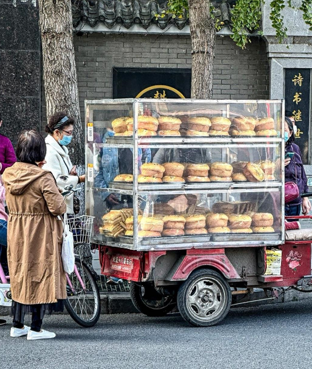 这个路边摊面包经济实惠,好吃不贵难怪这么多人来买.