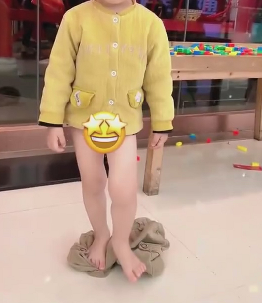 孩子商场发脾气要吃糖,妈妈不答应后他就自己脱个精光[笑哭]