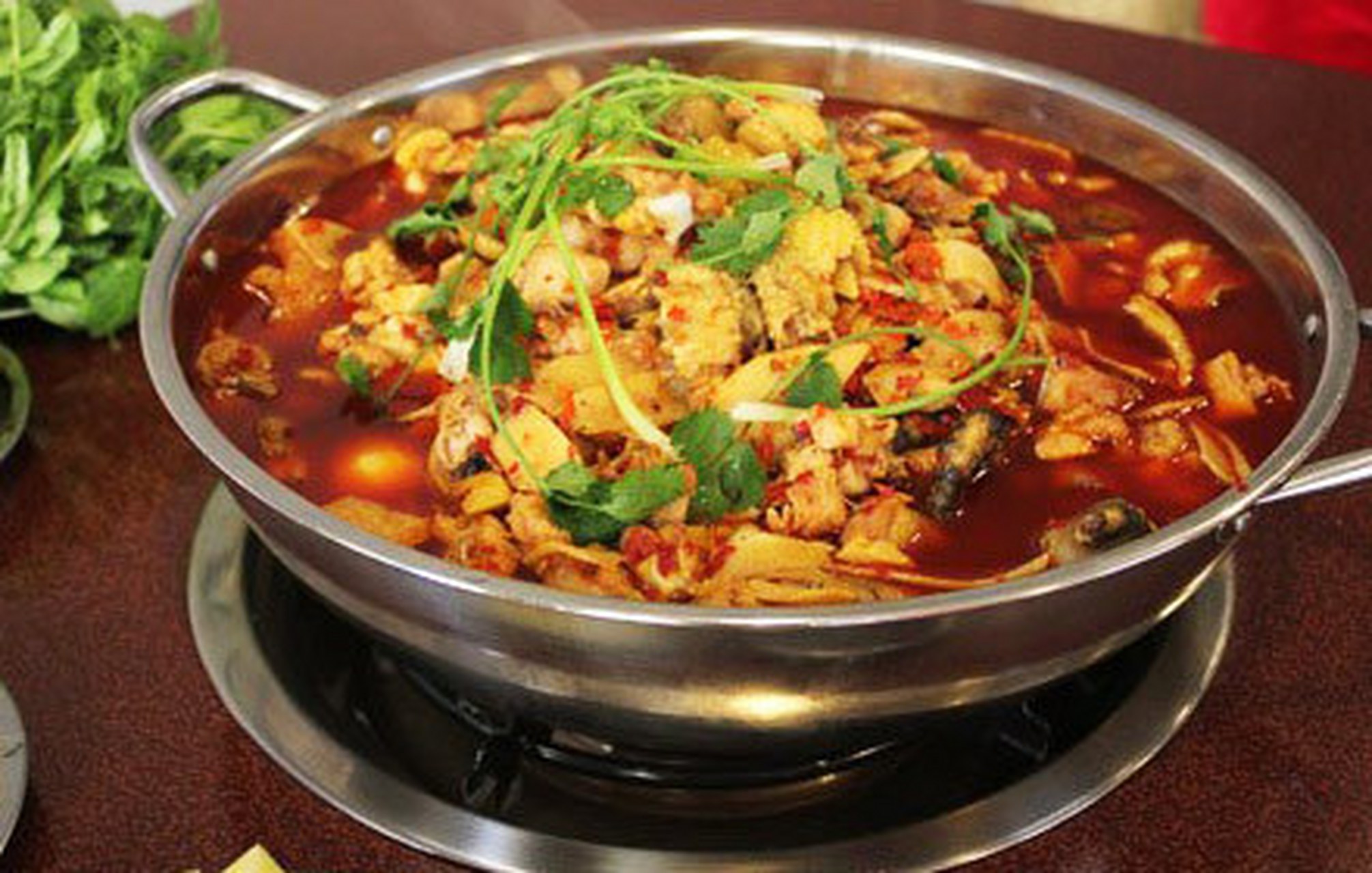夏日动态挑战赛#酸笋鸡是云南当地热门特色菜系之一,酸菜家家腌制,食