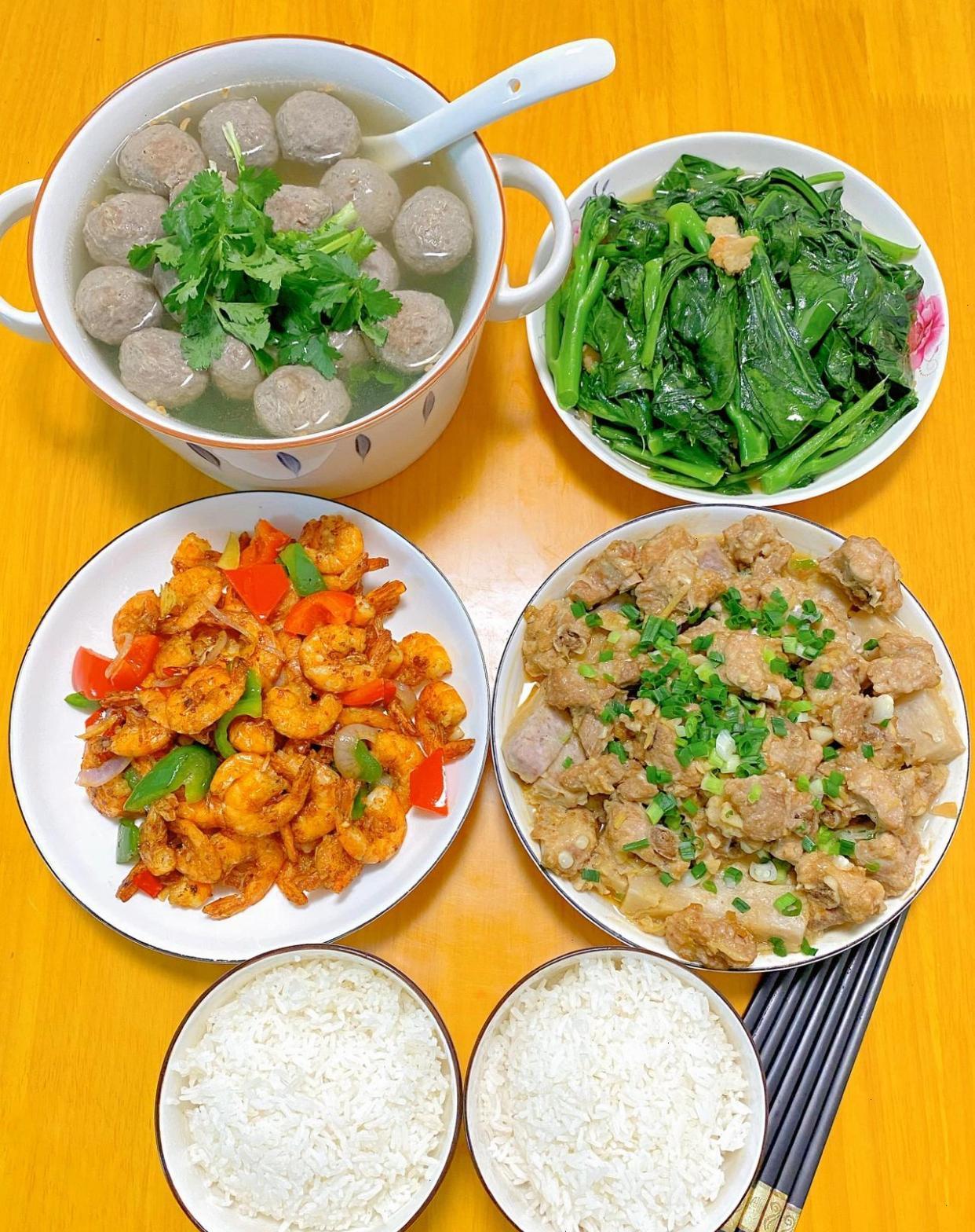 今天分享的晚餐 香芋蒸排骨 香辣炒虾 猪油炒芥兰 潮汕牛肉丸汤