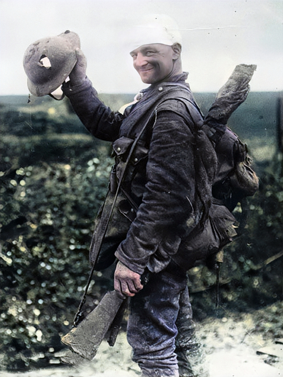 1918年,一战中,一位英国士兵在镜头前展示自己的头盔.