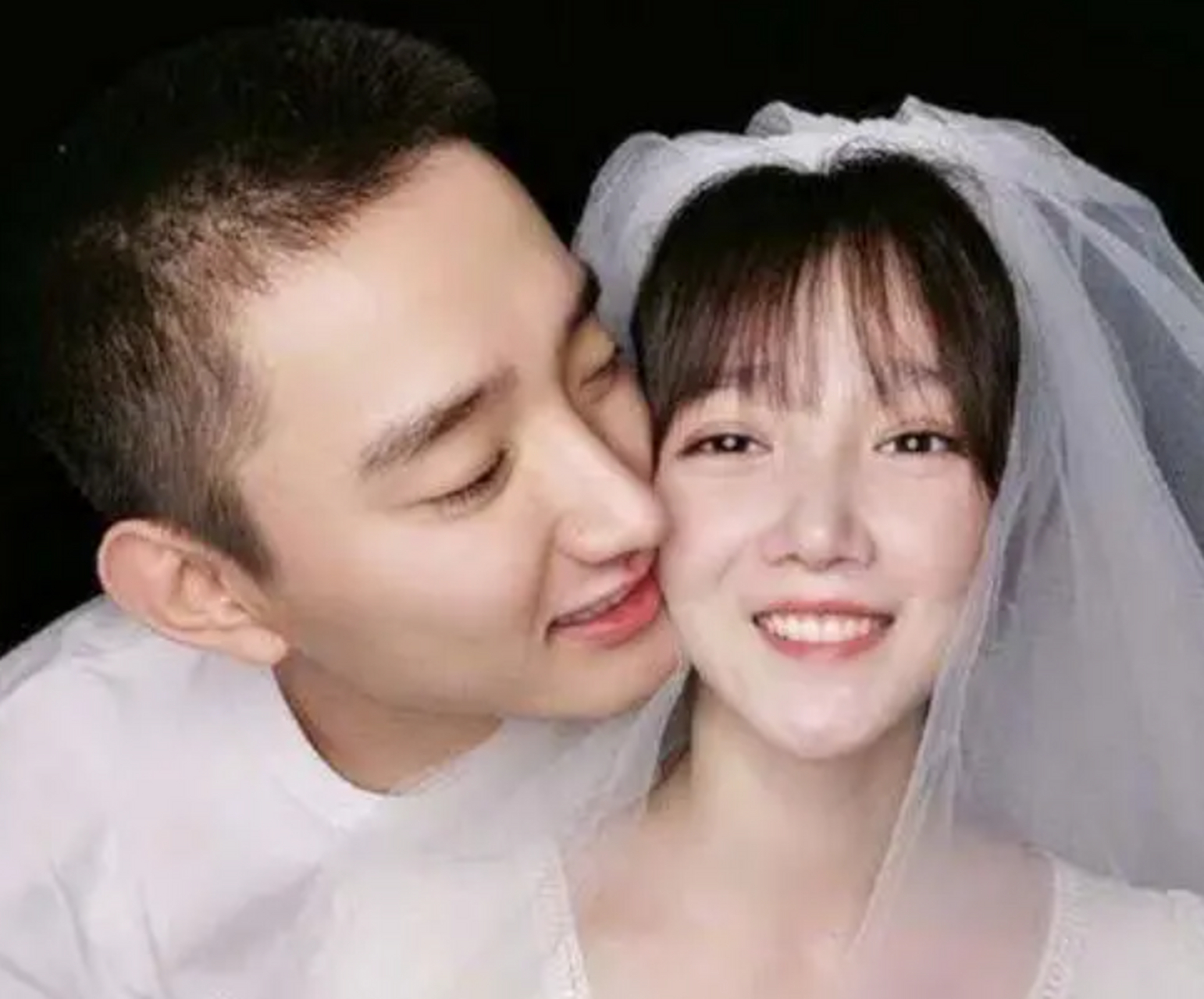 1994年出生的于小彤,在娱乐圈中,他有两任女朋友.