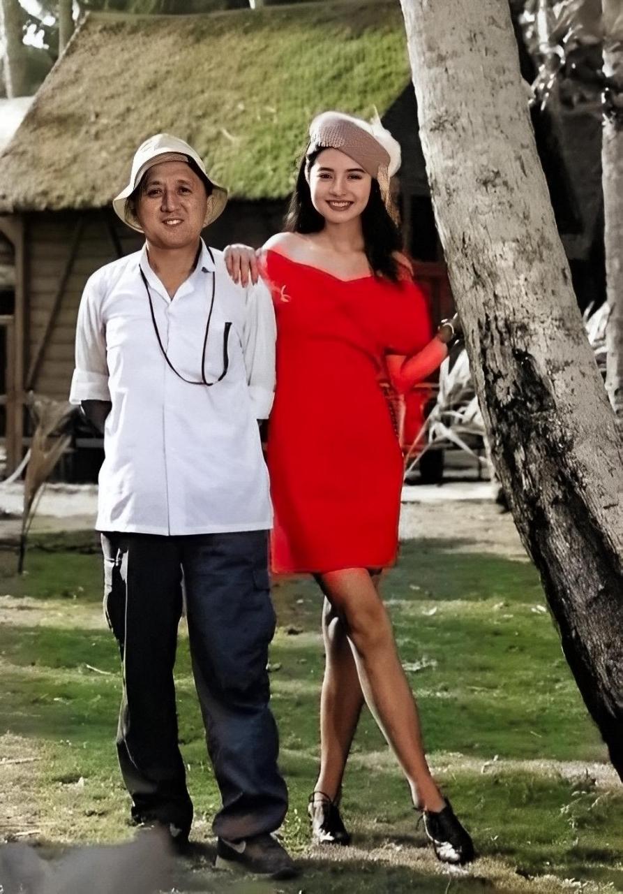 照片中是"中国日历摄影第一人"贾育平年轻时,旁边站着一位美女谁是