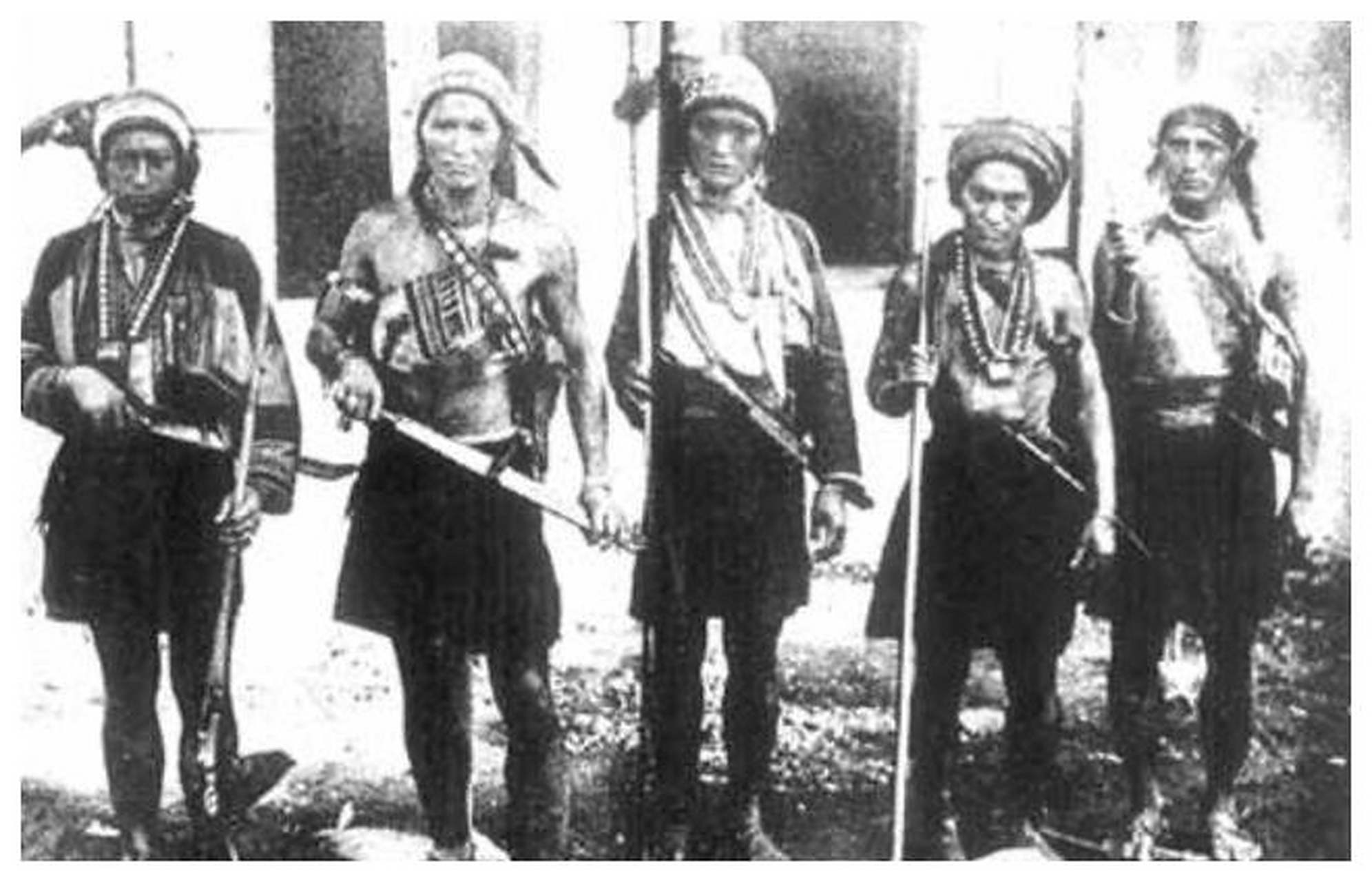 在1870年,一张由英国人拍摄的照片记录下了台湾高山族原住民手持武器