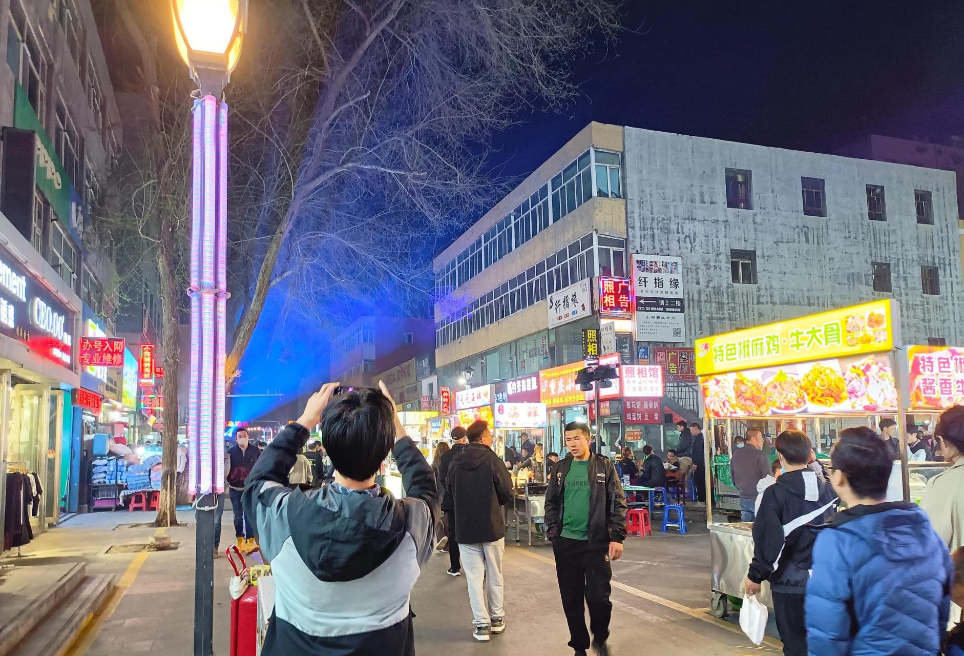乌鲁木齐头条# 劳动街夜市,感觉出来了.