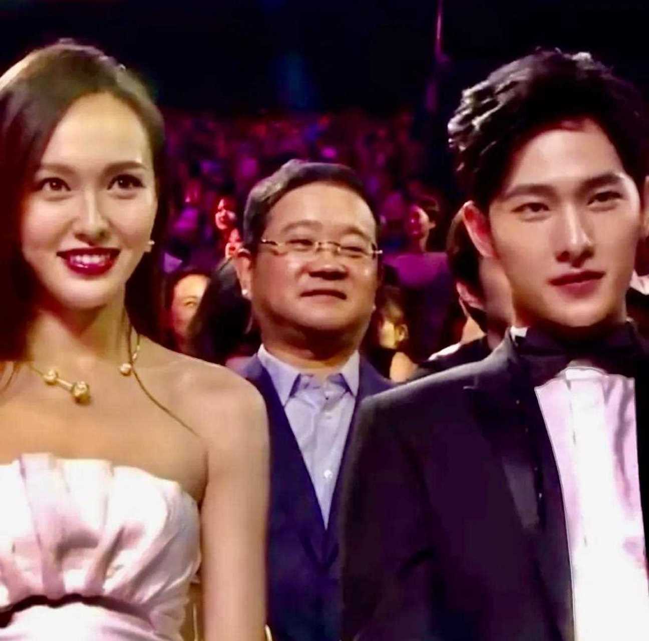 唐嫣—杨洋—同框参加某活动,俊男靓女实在太美了,太阳眼了,主持人