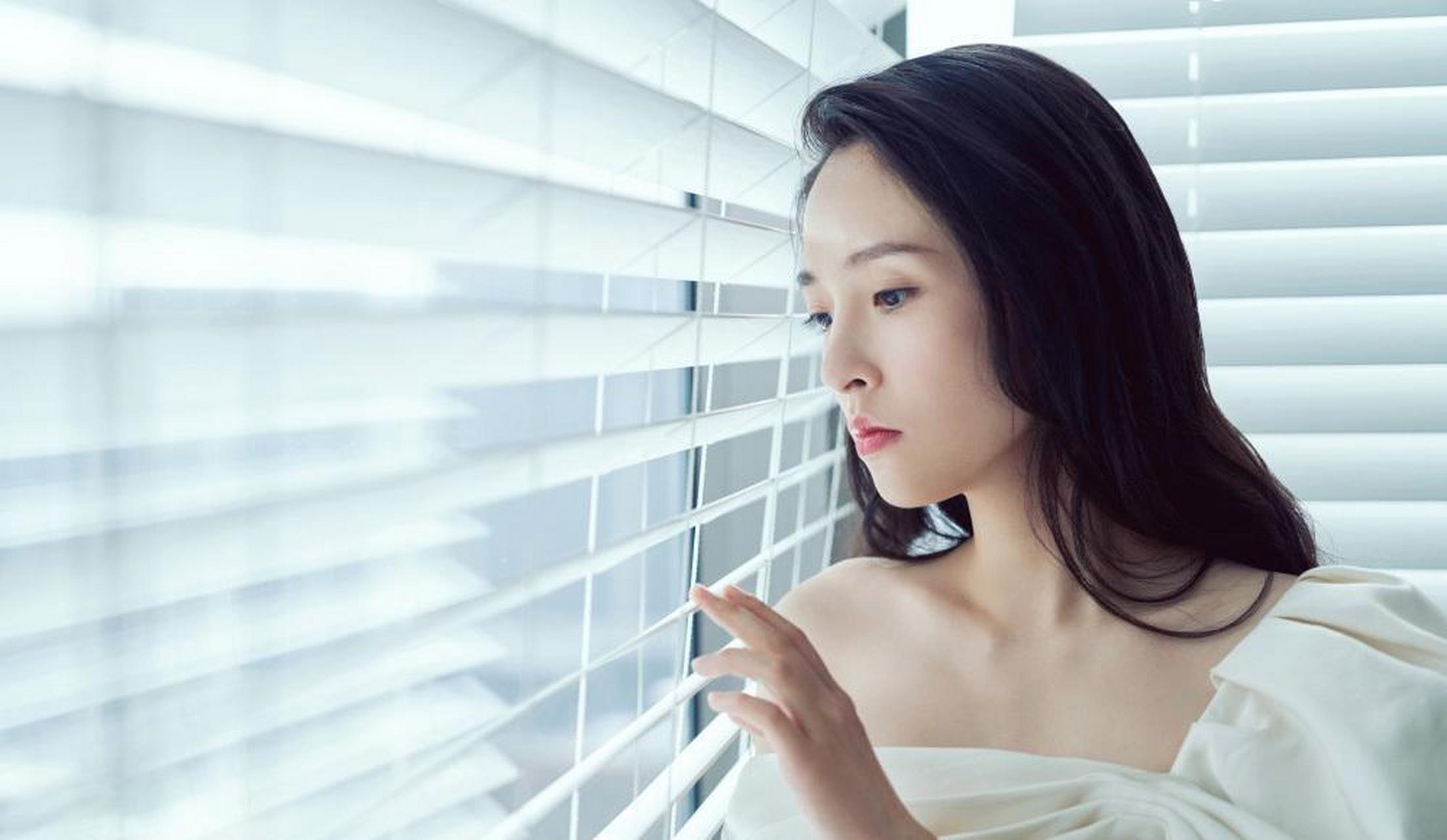 吴倩露肩白裙性感写真图片