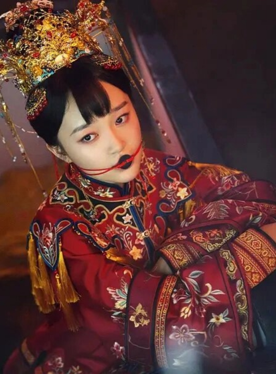 僵尸片《僵尸参将》是一部以清朝末年为背景的恐怖电影.