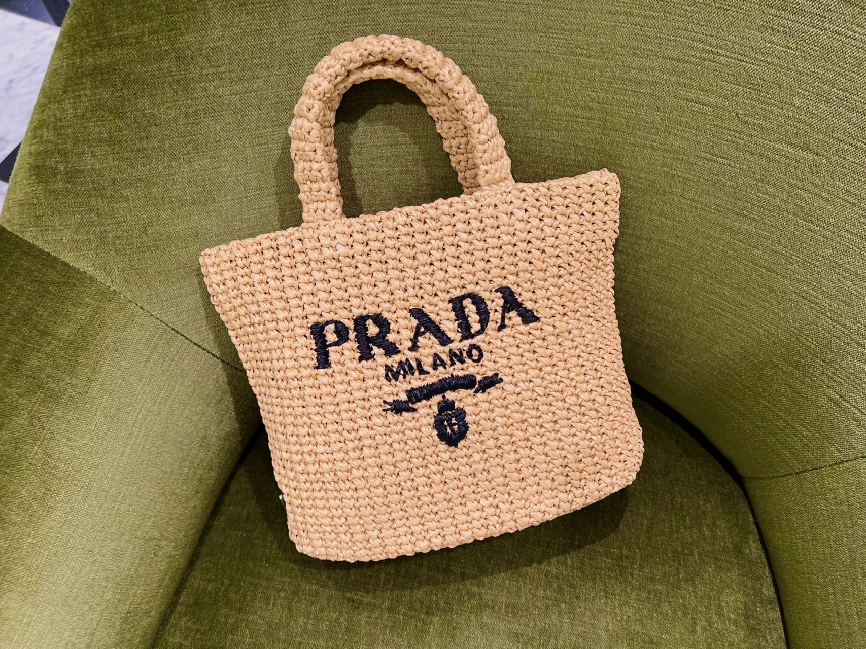 prada新款草编包 夏天快来吧,今年夏天草编包预定,期待配上小白裙的