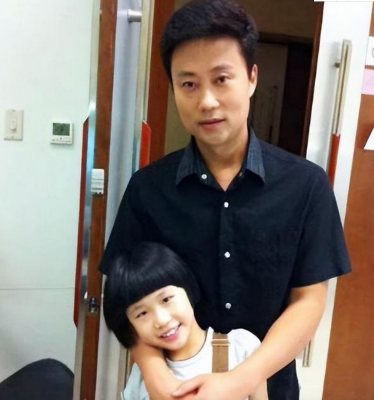 2015年,耿为华面对比自己小14岁的妻子提出离婚,他感到非常痛苦,离婚