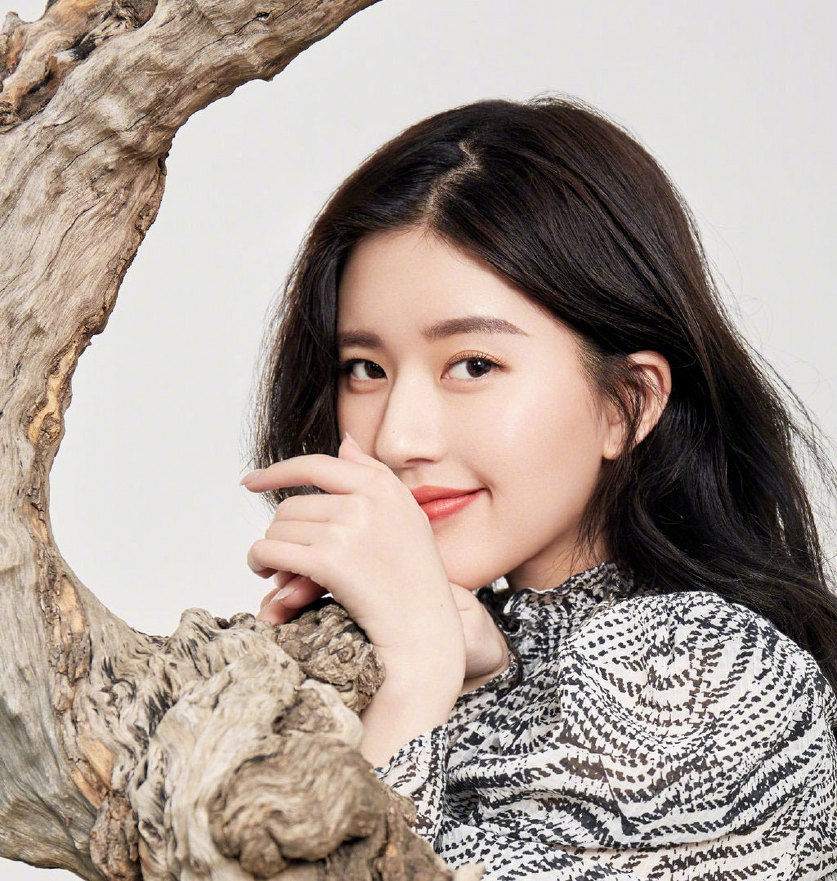 矫情纹,指的是嘴角边出现的小细纹,好些女性都有这样的纹理,身体上